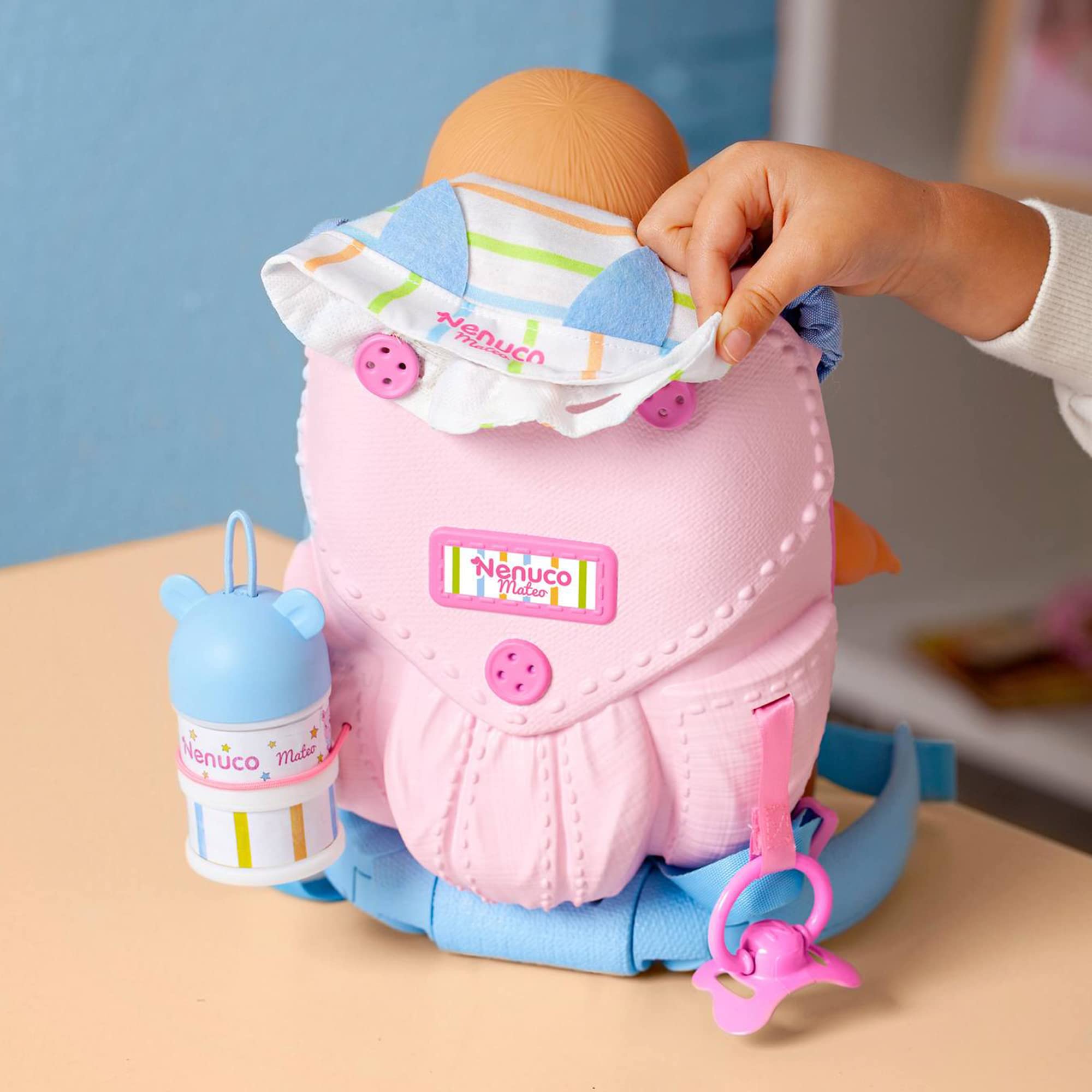 Nenuco - De Paseo con Mateo, muñeco de Cuerpo blandito 35 cm, con Mochila portabebés para trasportín 2 en 1 Que se transforma en Hamaca, con Accesorios de Juguete, Chupete y bibe, Famosa (700017206)