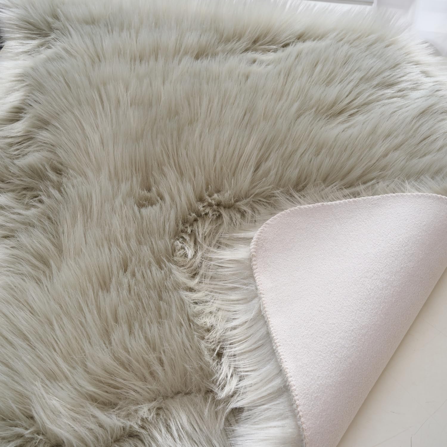 Arbosofe Petit tapis ultra doux en fausse fourrure – Petit tapis pelucheux en fourrure à poils longs pour chambre à coucher, salon, décoration de chambre d'enfant, 0,6 x 0,9 m, peau de mouton