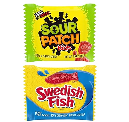 Miniatura 9 de Caramelos suaves y masticables de Halloween Sour Patch Kids & SWEDISH FISH, paquete variado de dulces de Halloween, 22 dulces por bolsa, paquetes