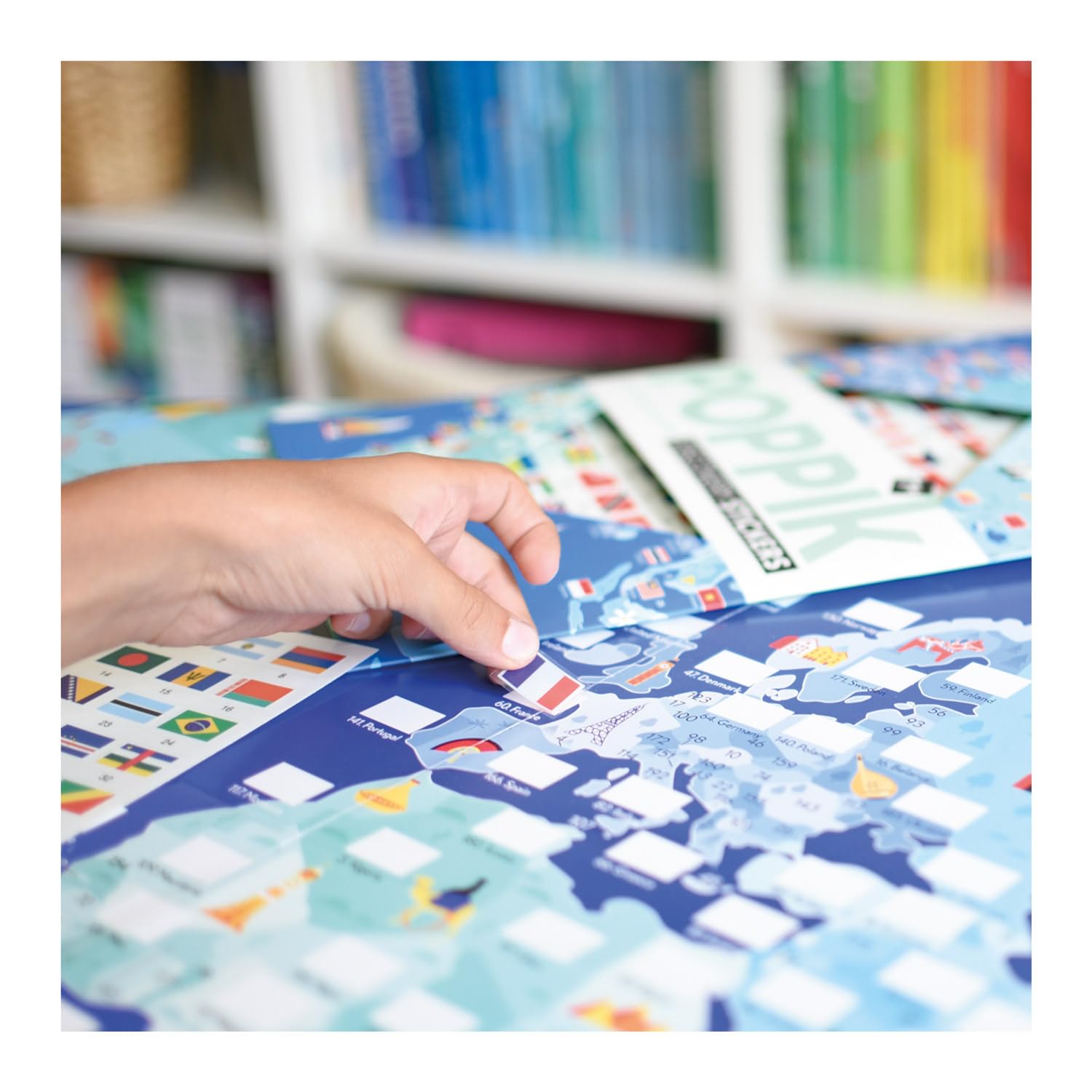 Poster interattivo con Adesivi Bandiere del Mondo 68 x 100 cm per Bambini 7+