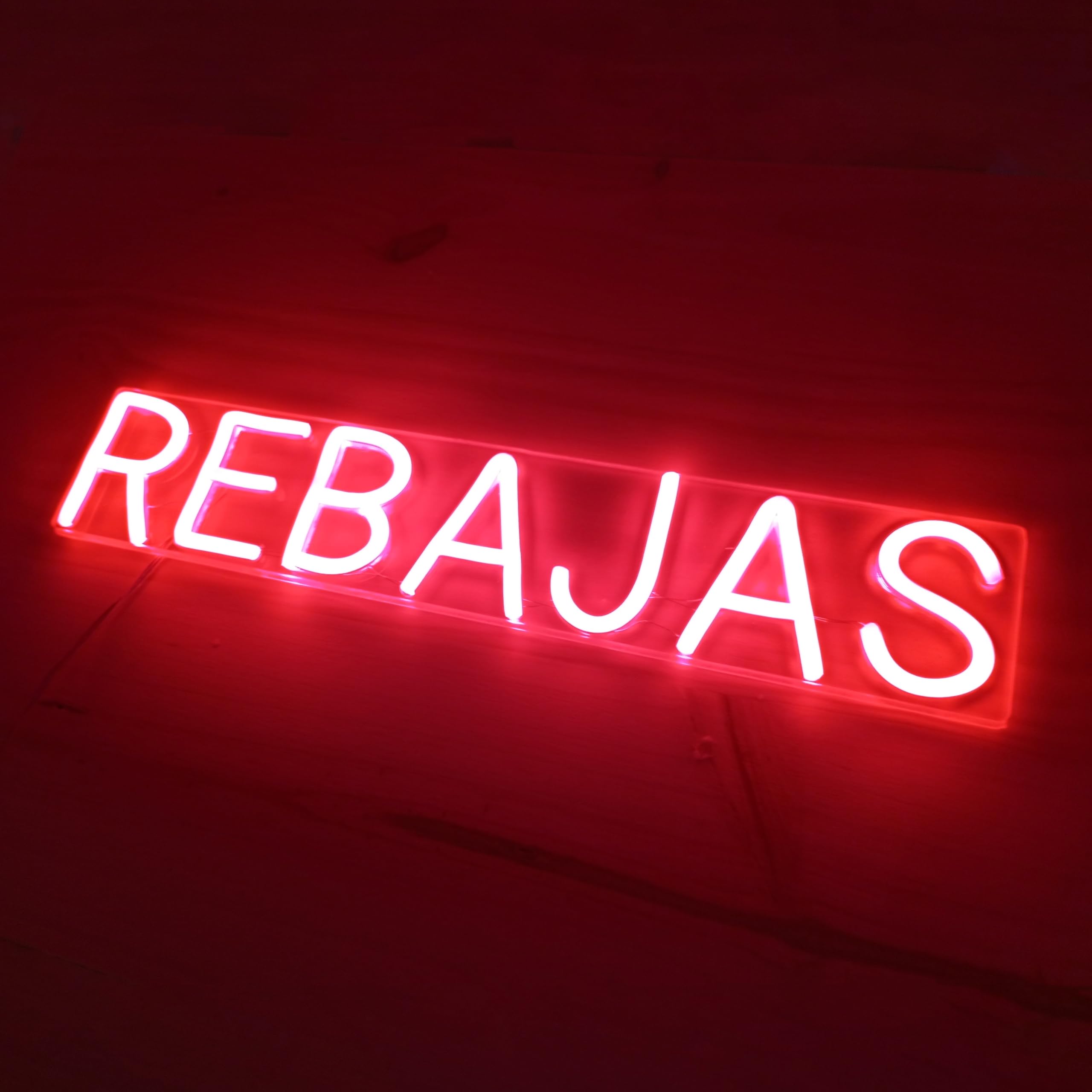 Cartel neón-led rebajas en color rojo para tiendas- Letrero escaparate comercios temporada de rebajas - Diseño en luz led para colgar en pared o escaparate tienda