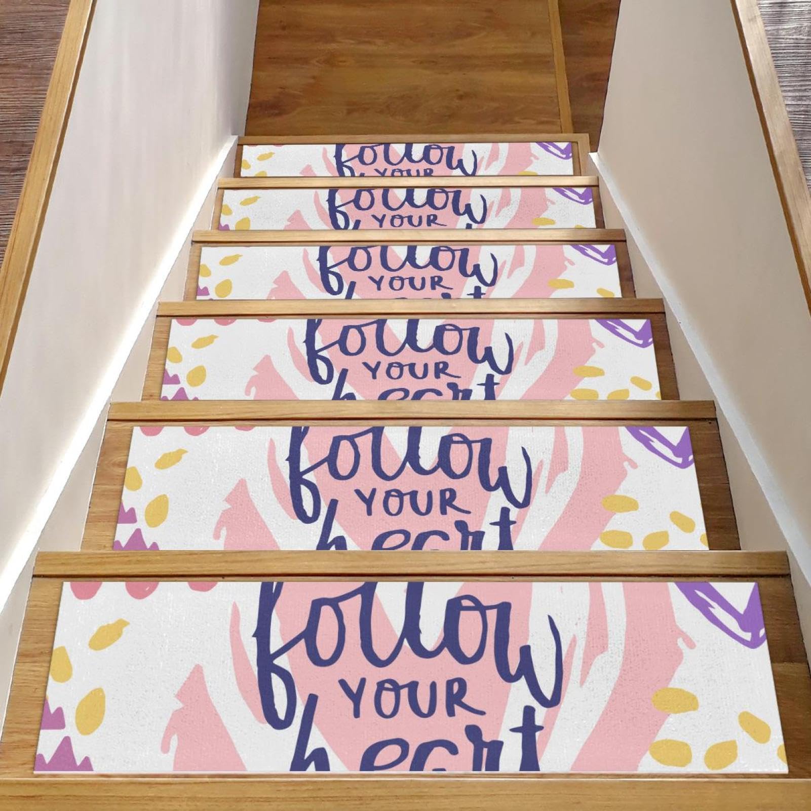 Peldaños de madera en interiores protegidos con alfombras decorativas Follow Your Heart