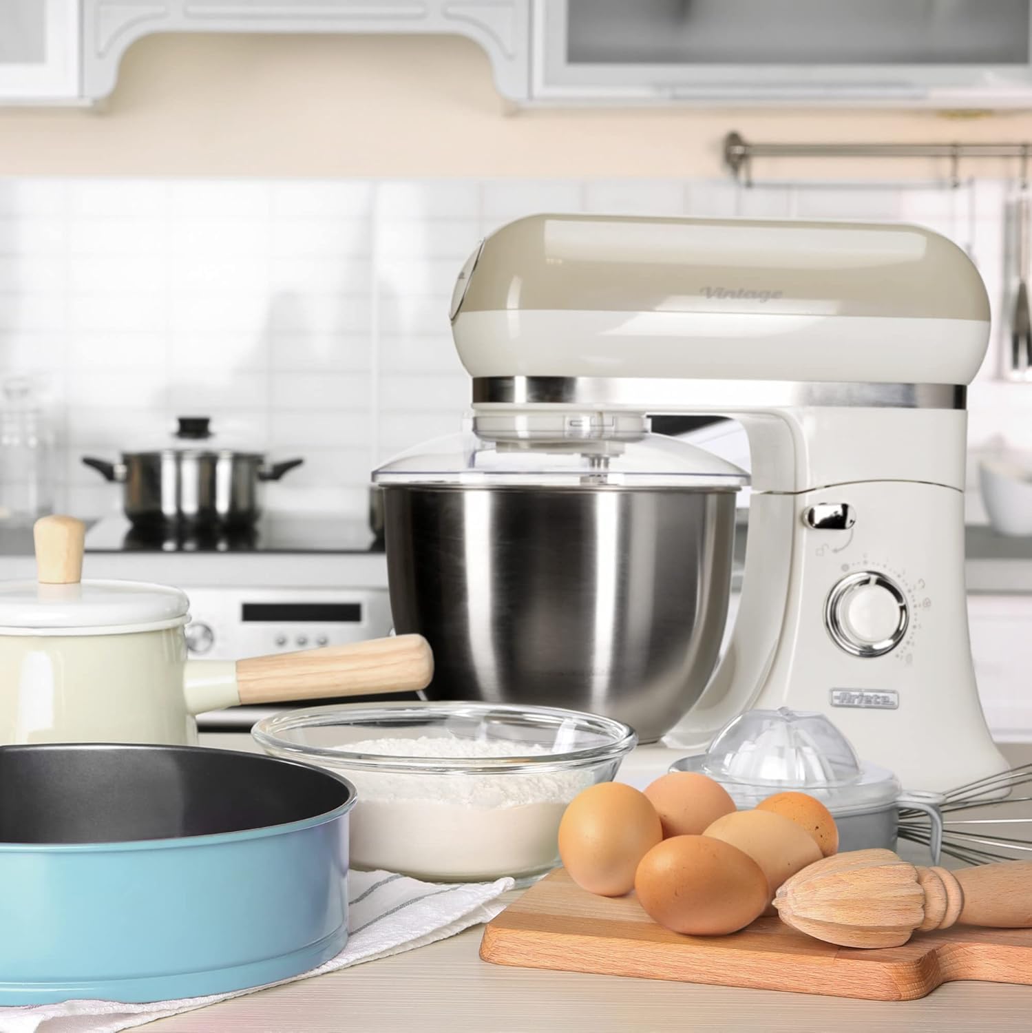 Ariete Pétrin Vintage 1588, Batteur Circulaire Pour Pain, Pizza, Gâteaux Et Pâtisseries, Hob, Fouet à Cœur Et Fouet à Fil Inclus, Capacité de 5,5 Litres, 7 Vitesses + Impulsion, 1200W, Beige