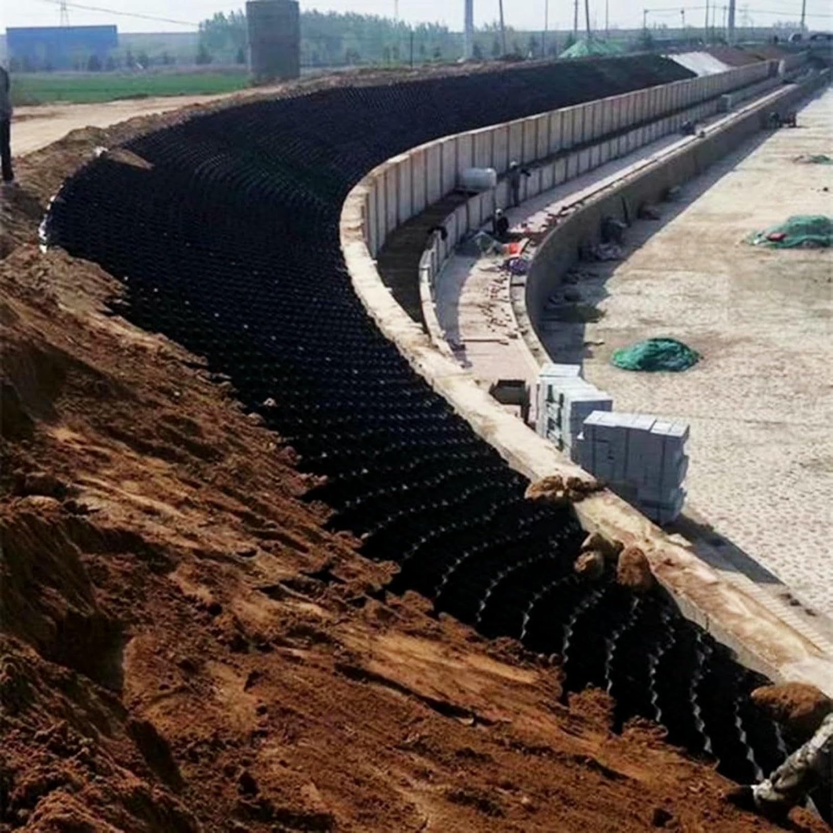 Muro de contención con geocelda para fijar taludes inestables y evitar desprendimientos