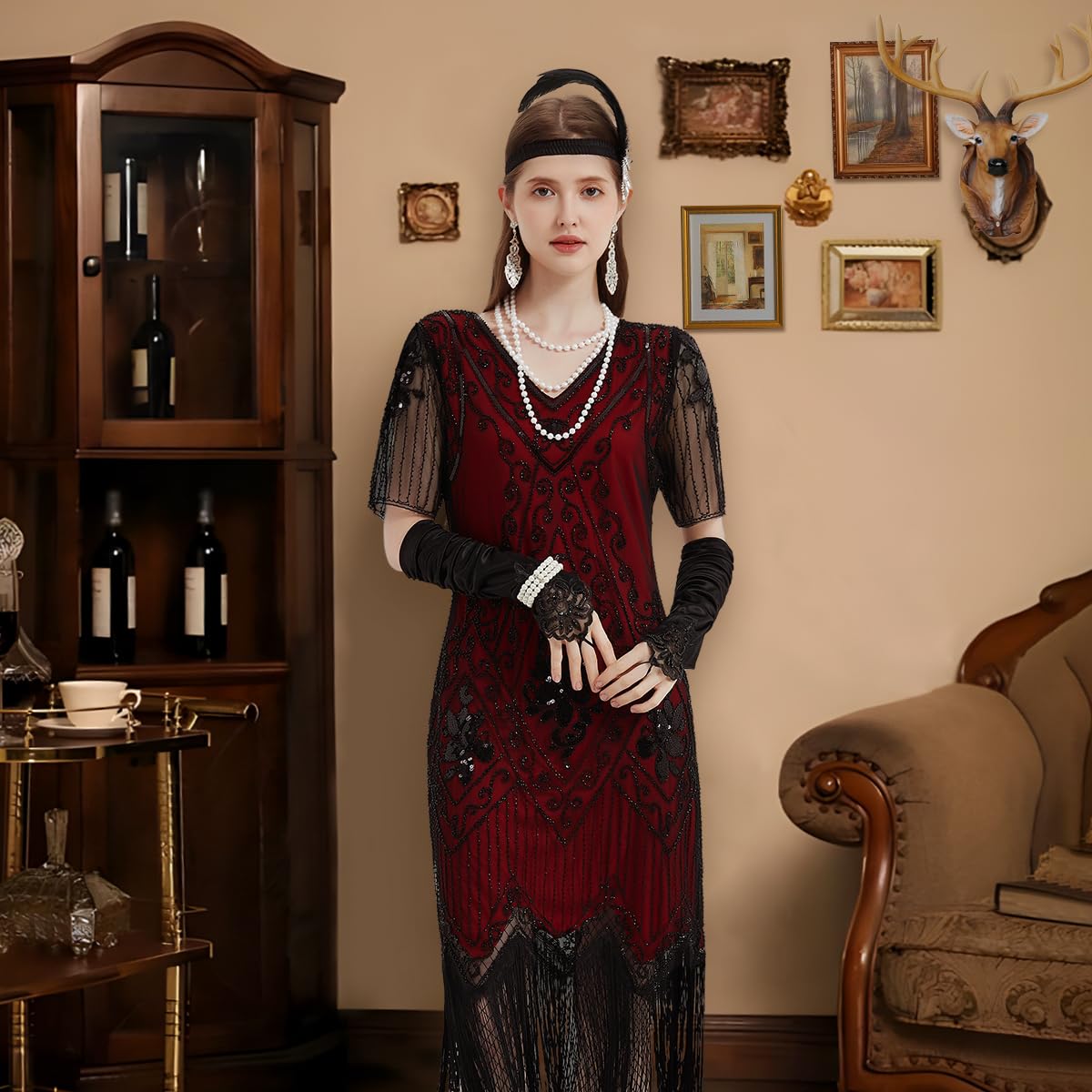 WILDPARTY Robe garçonne des années 1920 à paillettes avec col en V et franges en dentelle et accessoires des années folles
