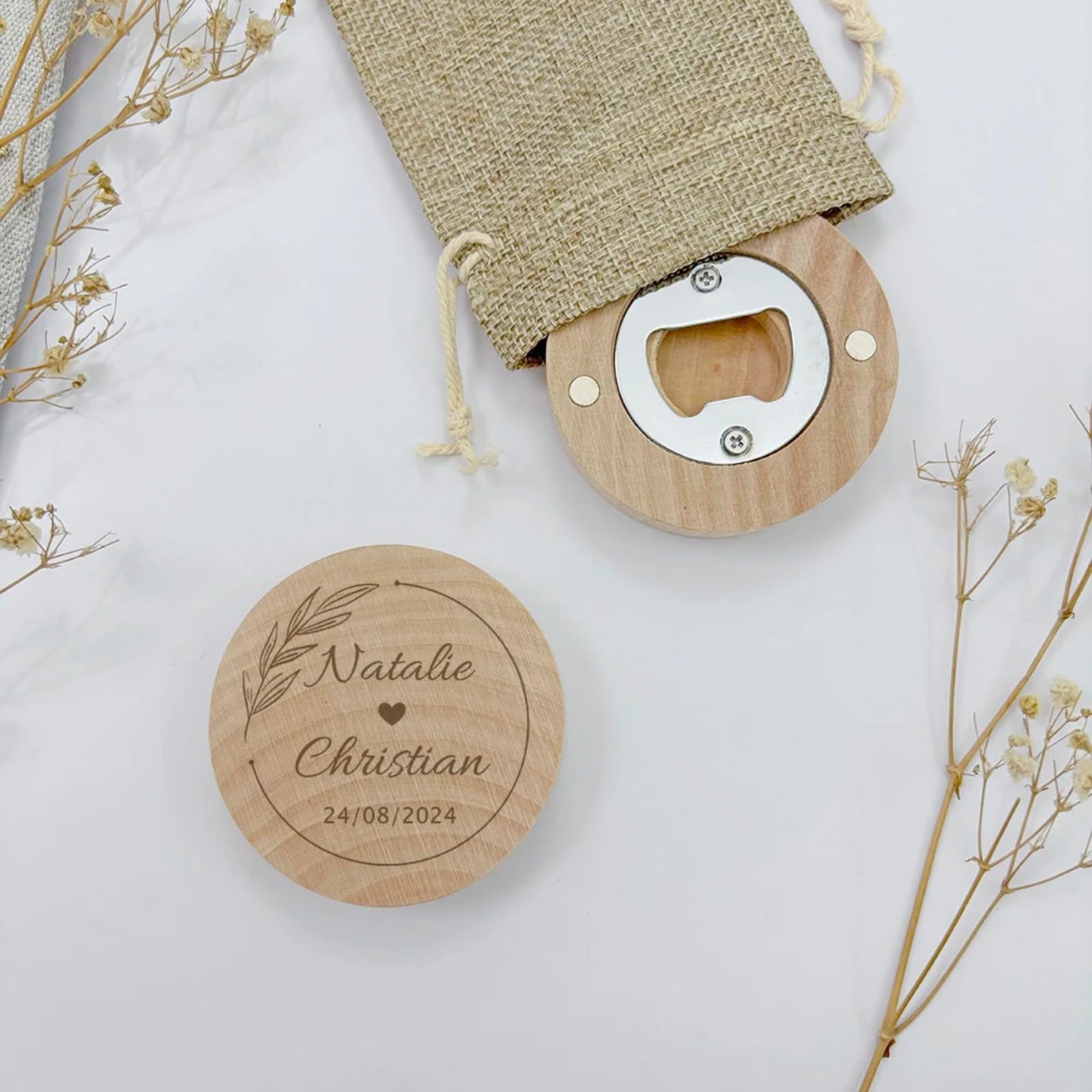 Recuerdos de boda personalizados de madera para nevera, imán para abrebotellas de cerveza, regalo de recuerdo de invitados de boda con bolsa de arpillera (40 unidades)