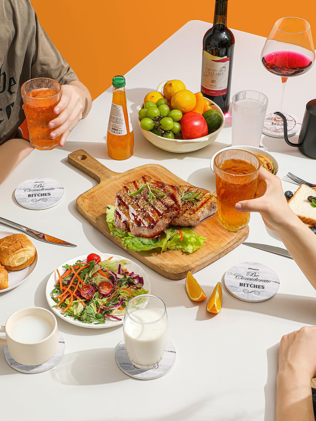 LIFVER Posavasos divertidos para bebidas absorbentes con soporte, juego de 8 posavasos con base de corcho, cerámica de mármol blanco estilo posavasos con 4 refranes para mesa de madera