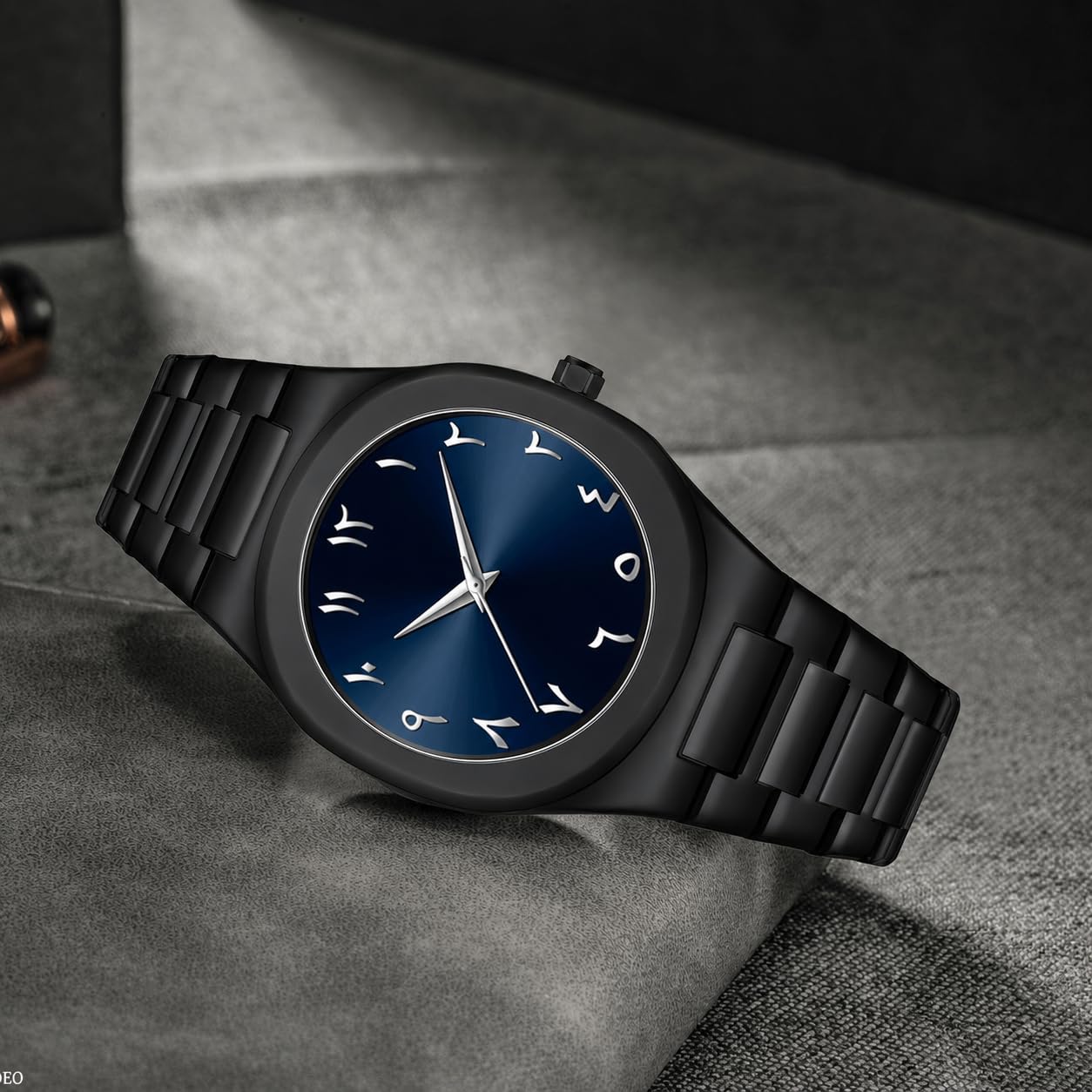 Gosasa Orologio da uomo al quarzo con numeri arabi mediorientali dal design elegante in acciaio inossidabile impermeabile Business Casual orologio da polso