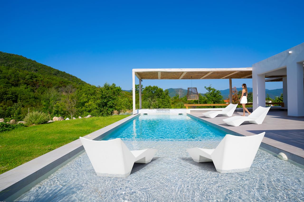 K-LINA Bain de Soleil Blanc Mat – Transat Design Ergonomique en Polypropylène, Chaise Longue Extérieure Moderne avec Dossier Ouvert, Confort Durable pour Jardin, Terrasse, Piscine et Hôtel (175 cm)