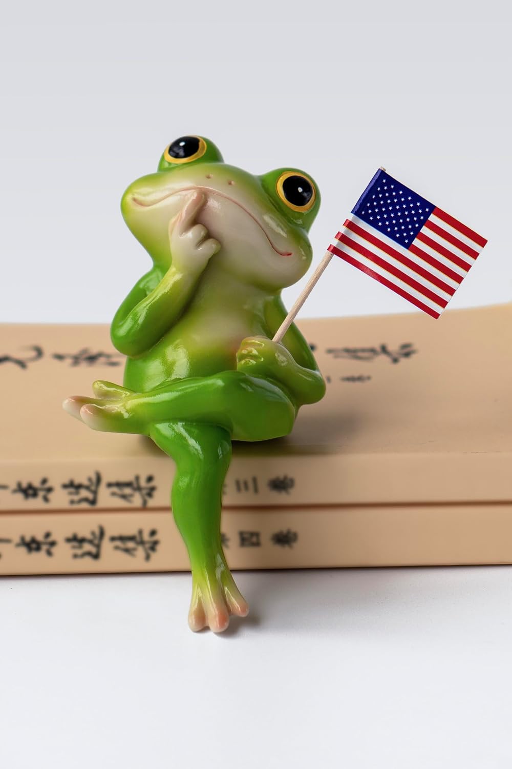 Frog Figurine, Patriotic Resin Frog Statue with Flag, Shelf Decor for Living Room Desk Office, Funny Frog Outdoor Decor for Yard Patio Porch and Lawn, Garden Frog Gifts for Women and Men
