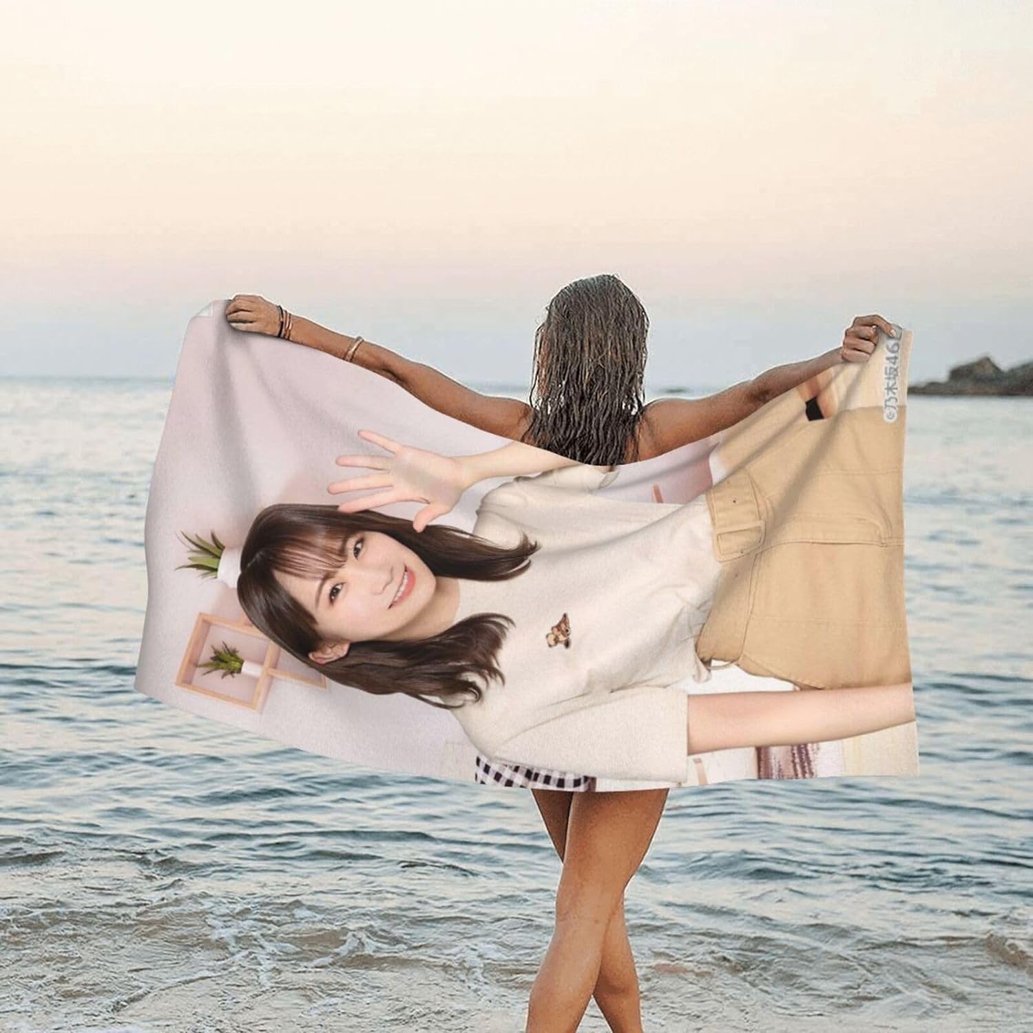 Amazon｜人気バスタオル乃木坂46秋元真夏ビーチタオル大判マイクロ