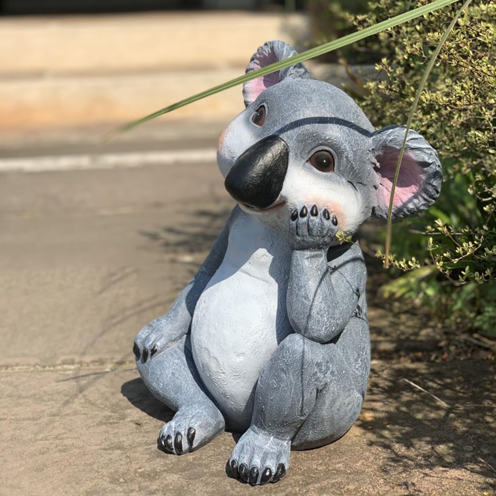 Figurka zwierzęcia ogrodowego, urocza figurka myślenia koala, zewnętrzna rzeźba z żywicy poliestrowej do dekoracji trawnika i podwórka
