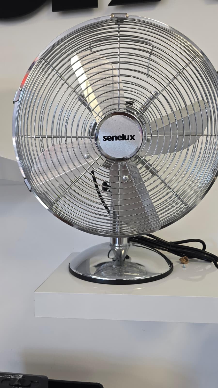 Senelux 30 cm (12 Zoll) Chrom-Tischventilator, 3 Geschwindigkeitsstufen, leiser Betrieb, oszillierend, stabiler Standfuß, Tisch-/Nachttischventilator, Retro-Chrom-Design, ideal für Zuhause und Büro