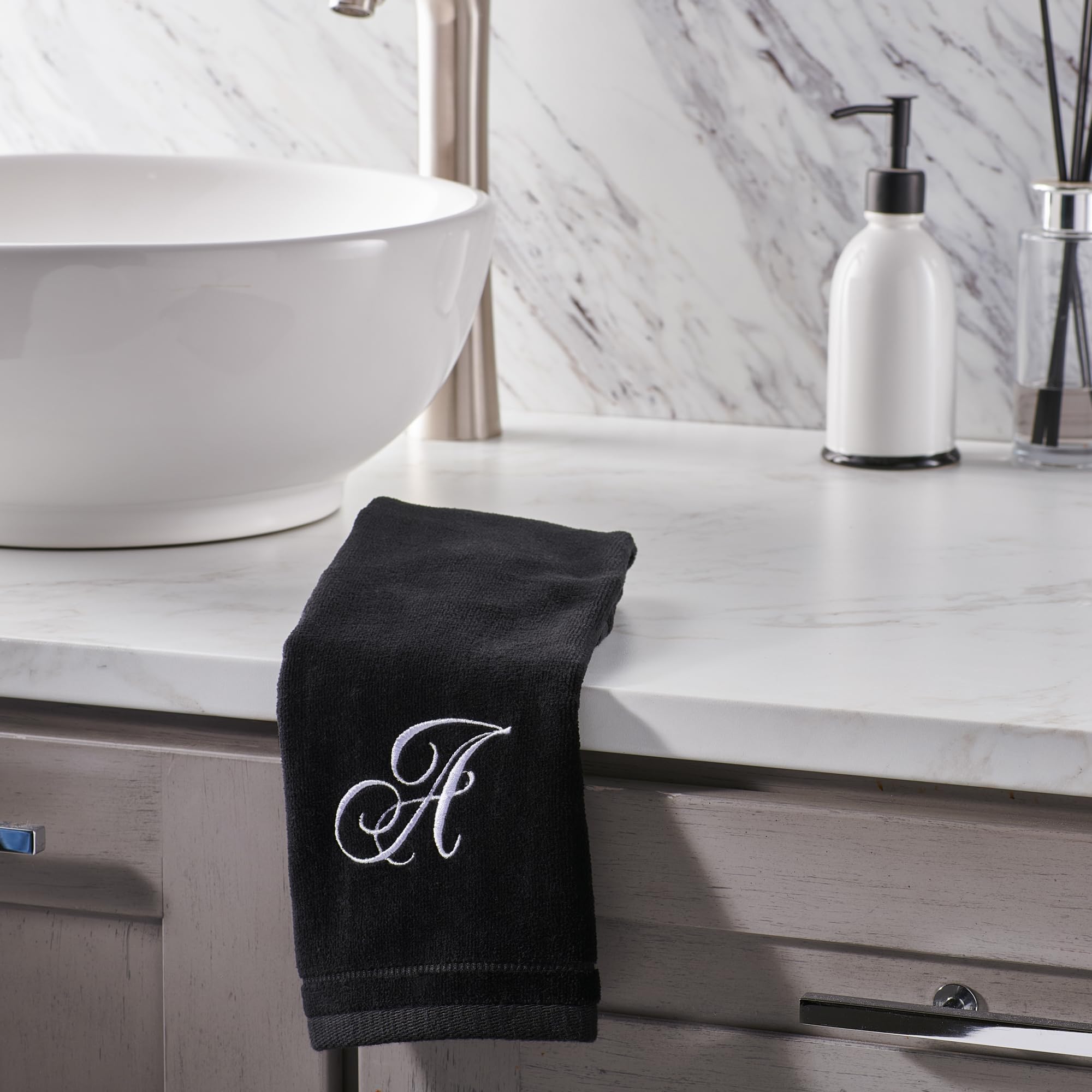 Toallas con Monograma, Regalo Personalizado, 11 x 18 Pulgadas, Juego de 2 Toallas Bordadas Blancas, Extra absorbentes, 100% algodón, Acabado de Terciopelo Suave, para baño, Cocina, SPA, Inicial D