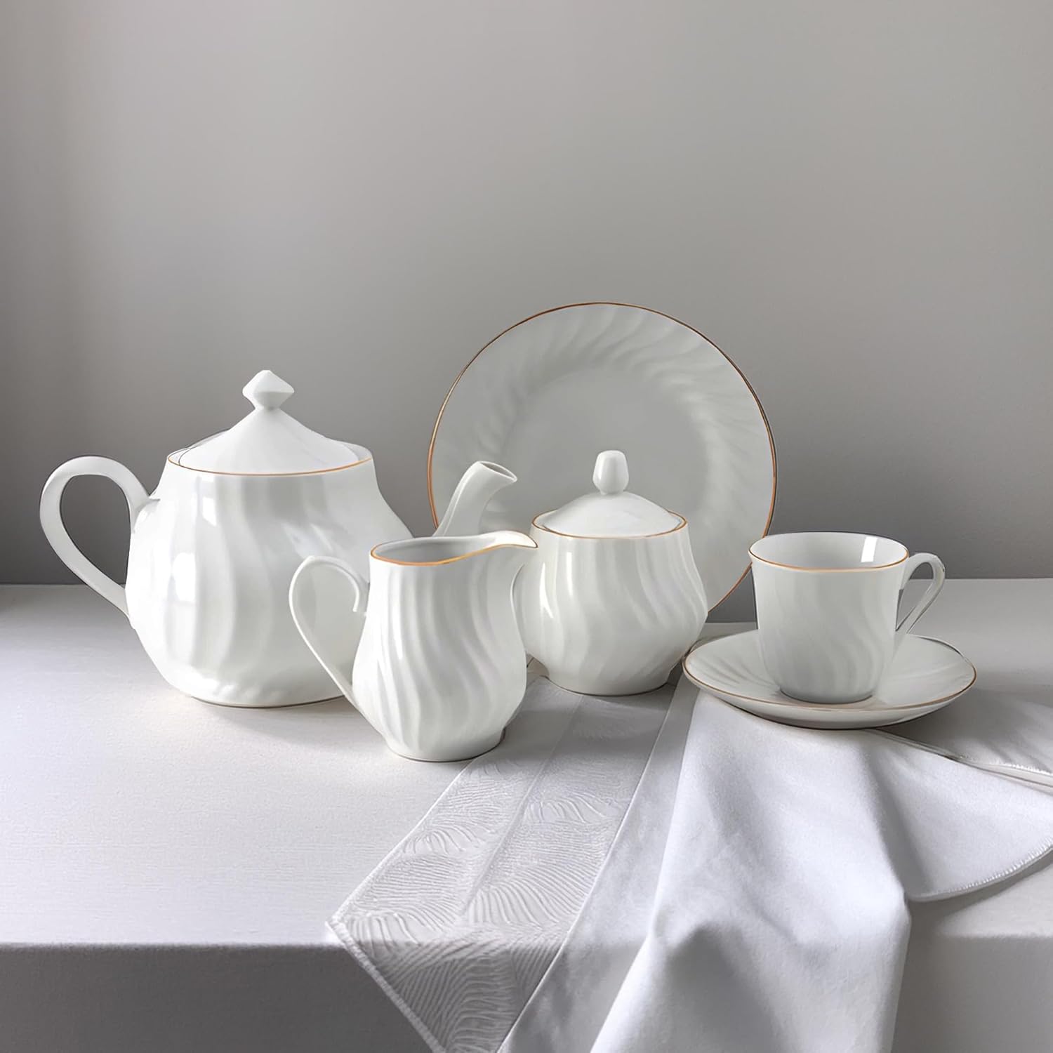 Lynns Porcelain Vintage Teapot with Embossed Swirls 37oz Tea Pot Classic White Tea Set for Parties & Celebrations Ideal Teapot for Tea Cups & Saucers Perfect for Tea Parties - Imperial Gold