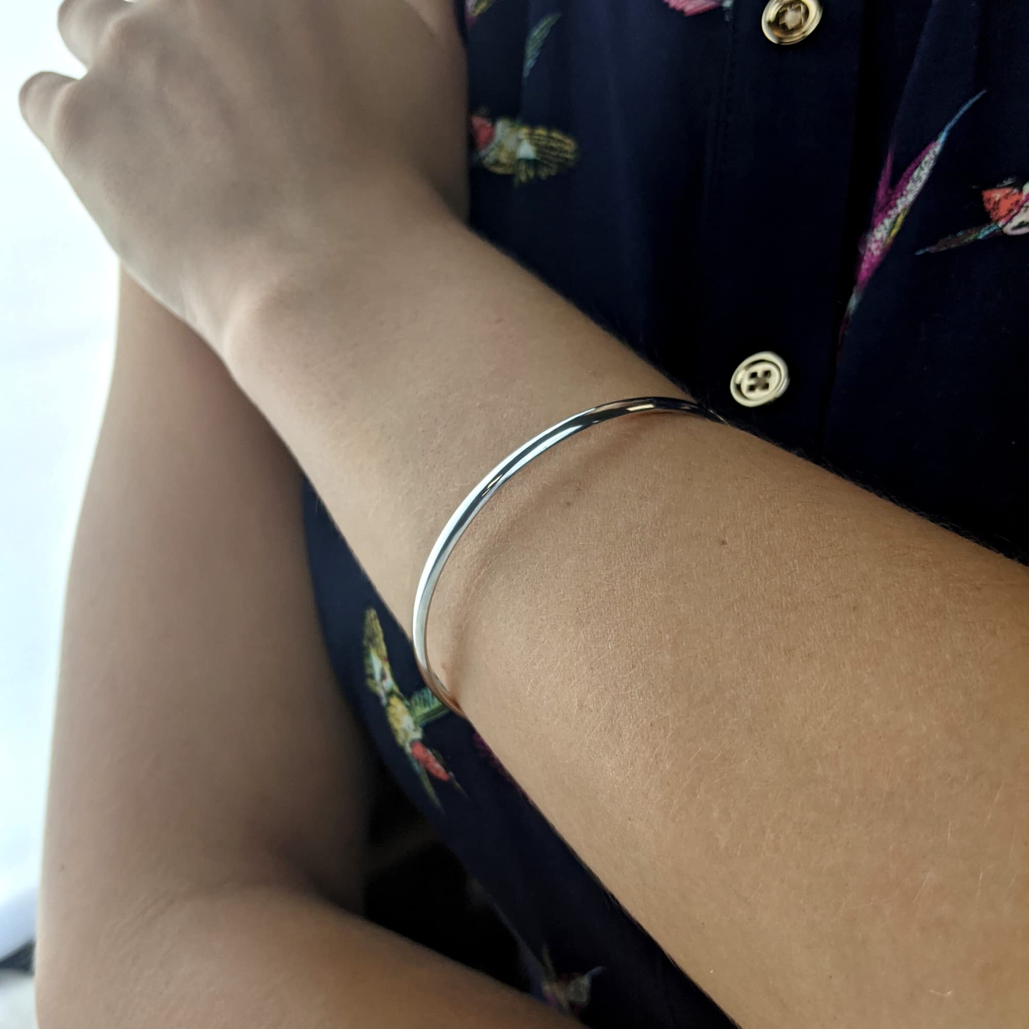 Silverly Braccialetto in Argento Massiccio Impilabile Rotondo da 4mm da 25 Pezzi | Bracciale in Argento Sterling con Fascia Curva Piatta per Donna | Elegante Bracciale Sottile in Argento Impilabile
