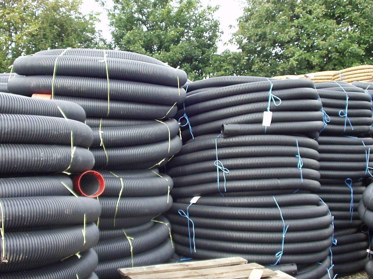 Perforated pipe for effective land drainage (80mm X 25 metre) complete with coupler for extending lengths UK Mainland only