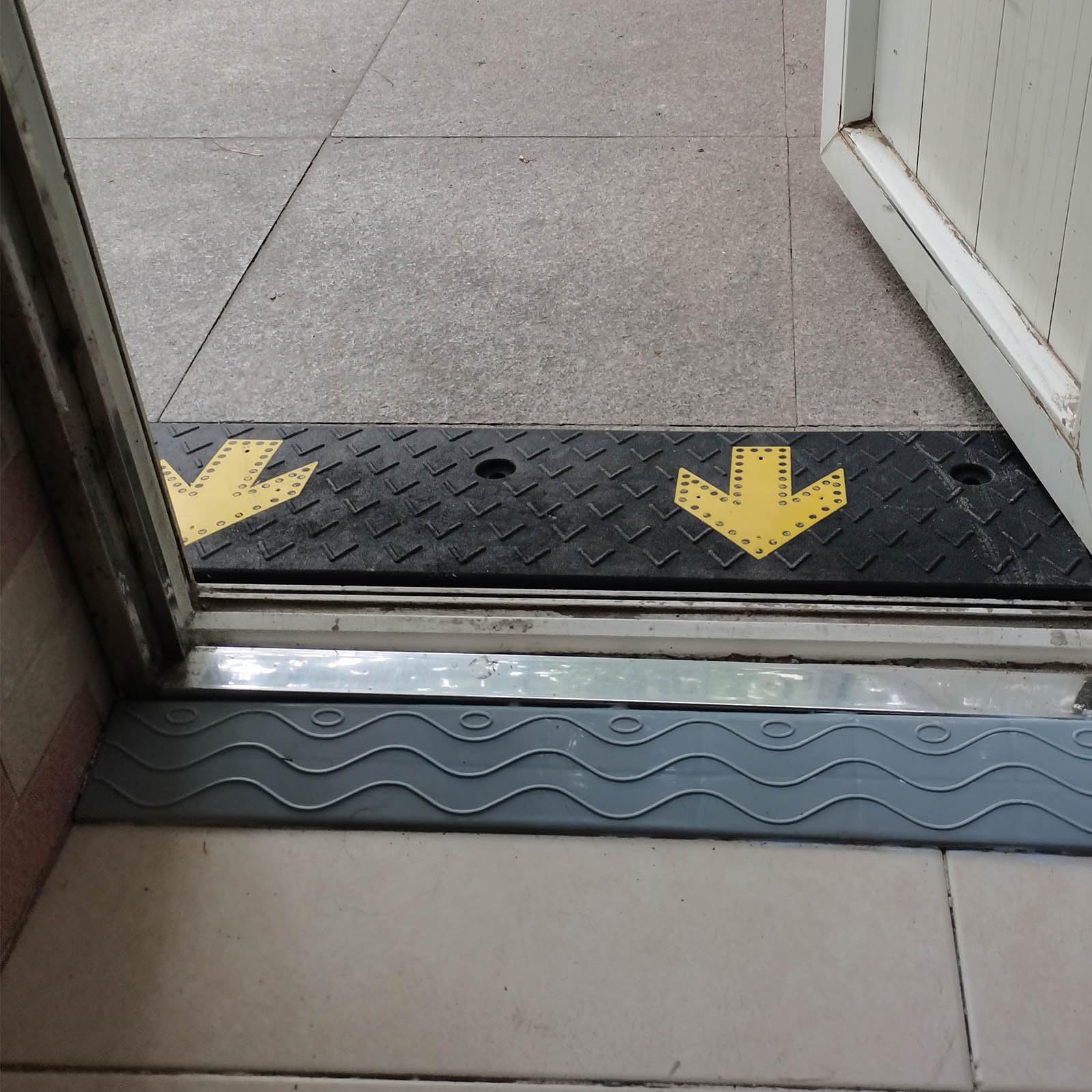 kerb ramps, Wheelchair Ramps for Home - Plastic Curb Ramp, Non-Slip & Durable for Sidewalks, Vehicles, & Wheelchairs Motorcycle for Easy Access
