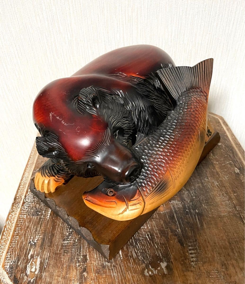 Amazon.co.jp: 鮭を銜えた熊 白伊作 刻字 サイン 有り 落款有り 熊