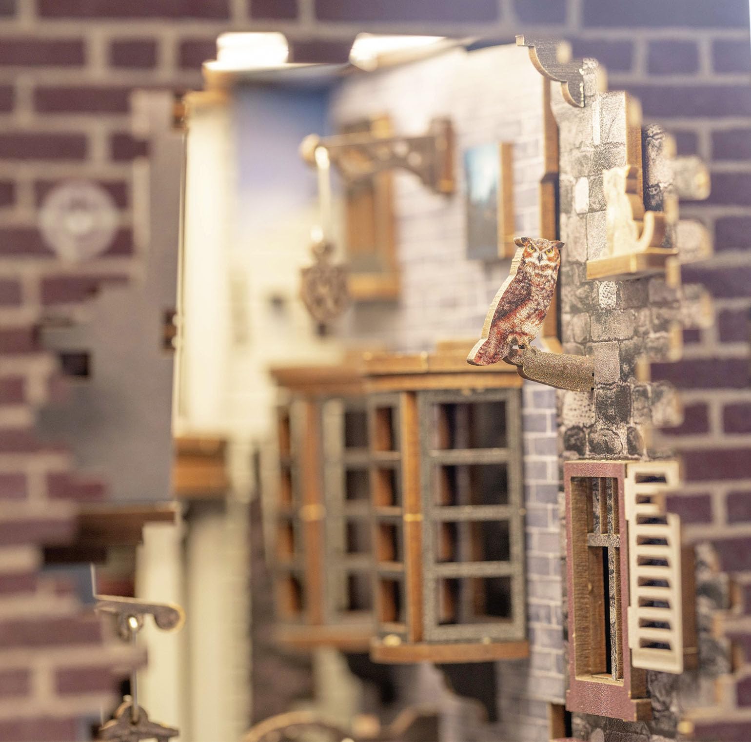 Revell Modellbausatz Tiny Adventures I Diagon Alley Harry Potter I 3D Miniaturhaus I Book Nook Holz Buchstütze I Geburtsagsgeschenk für Fans I Buchstütze Harry Potter