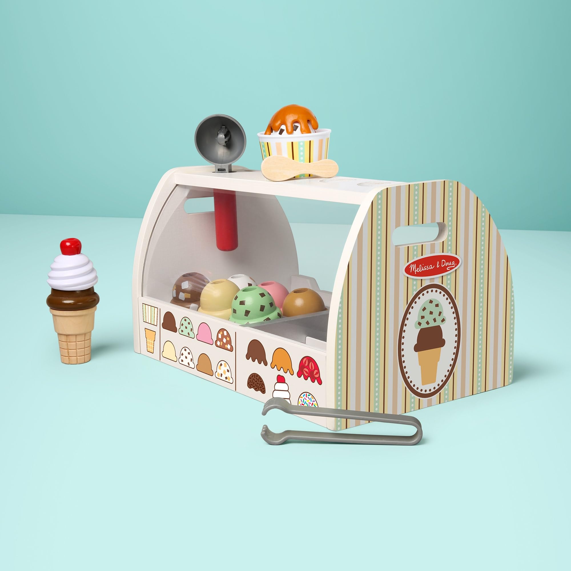 Melissa & Doug - Eisdiele aus Holz, 28-teilig, Für das Eisdielen-Rollenspiel mit 8 Sorten Eiscreme, Eistüten und Eisbecher, Spielgeld inklusive, Für Kinder ab 3 Jahren