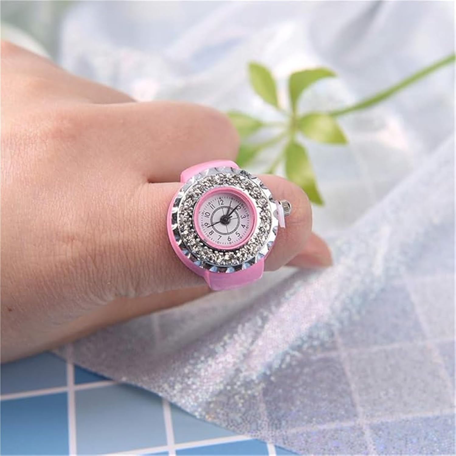 Ladies Diamond Ring Watch Round Ring for Women Finger Watch Metal Strass Elegant Decorative Quartz Fashion Watches Safe Zinc Alloy Material for Gift