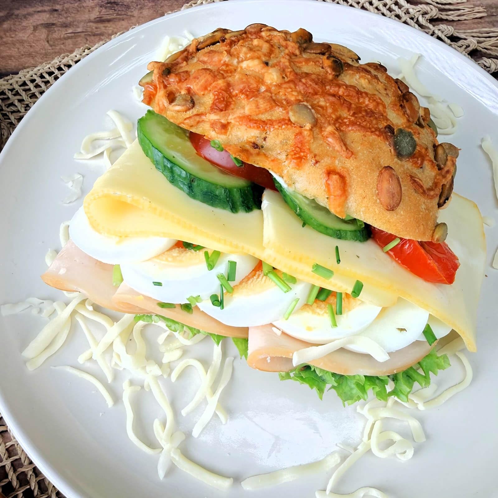 Locawo High Protein & Low Carb Kürbis-Käse-Brötchen | Mehrkornbrötchen | Eiweißbrötchen | Voller Weizengeschmack | Vegan | ideal für eine eiweißreiche, kalorien- und zuckerreduzierte Ernährung