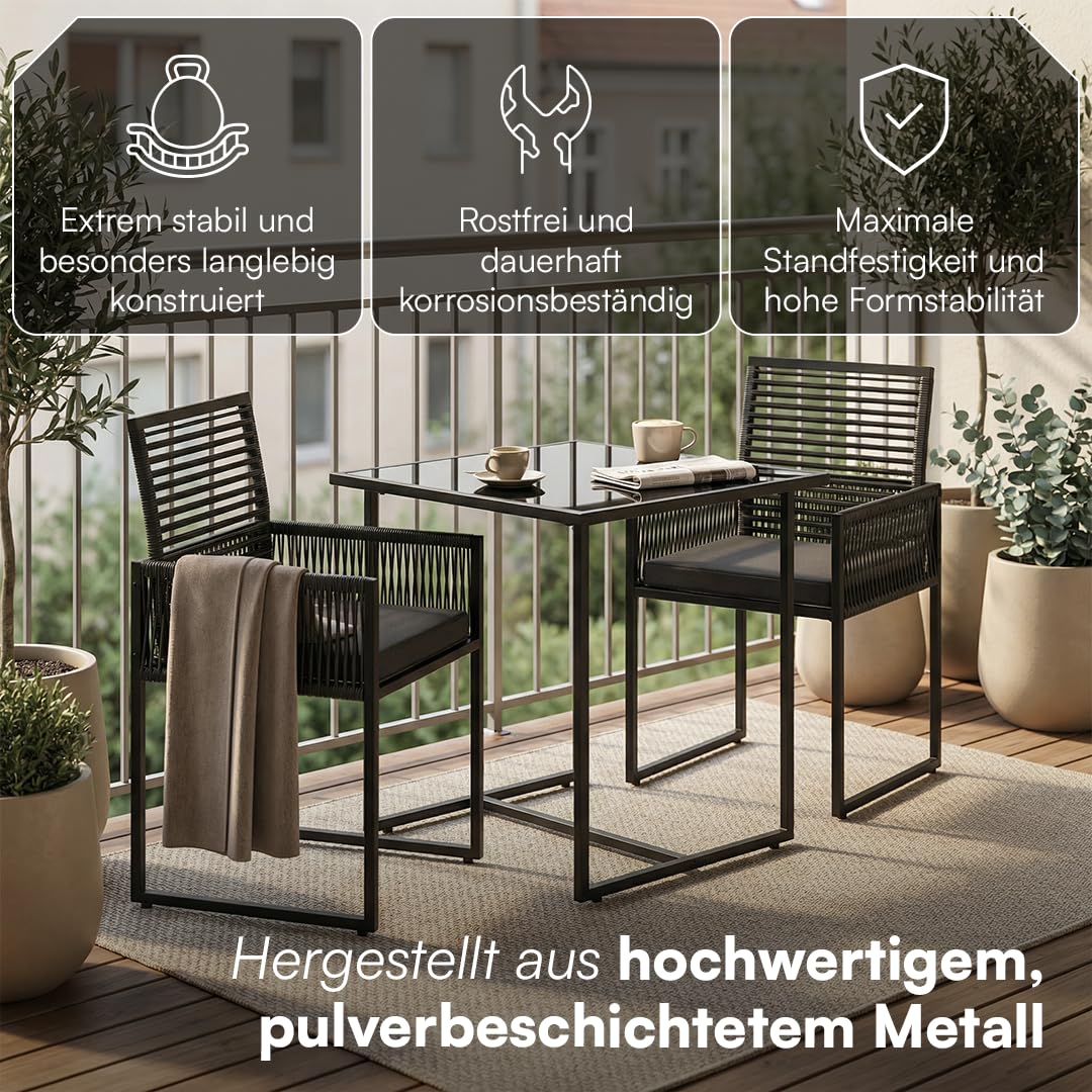 STEELSØN Kynaris Essgruppe 3-teilig schwarz – Balkonset mit 2 Stühlen und Tisch – Gartengarnitur wetterfest – Rattan Sitzgruppe mit klappbaren Stühlen – Terrassenmöbel Set mit Glasplatte & Sitzkissen