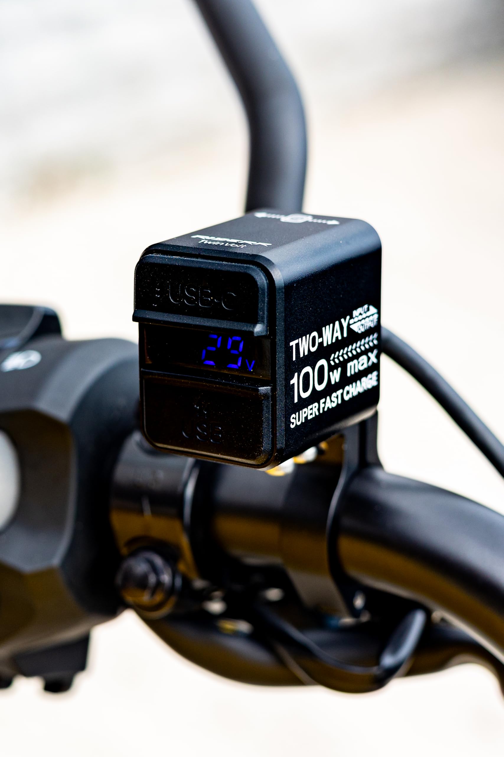 RIDERR Chargeur TwinVolt 2 voies, chargez votre téléphone tout en conservant la batterie de votre moto, deux ports USB-C et USB-A, charge ultra rapide de 100 W, étanchéité IP66,