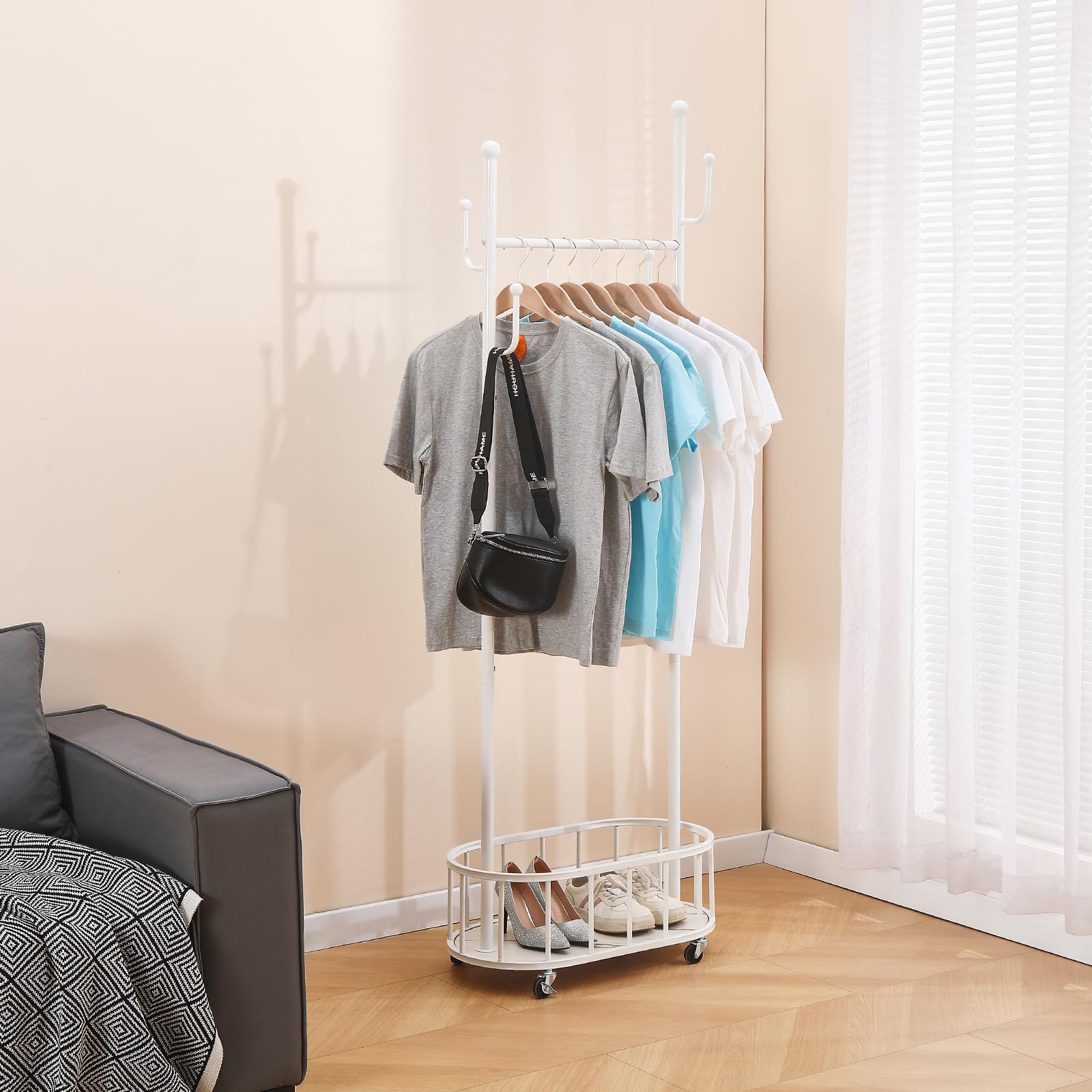 KAIHAOWIN Perchero con ruedas y cesta de almacenamiento, perchero de metal industrial con ruedas, para dormitorio y sala de estar y pasillo, blanco