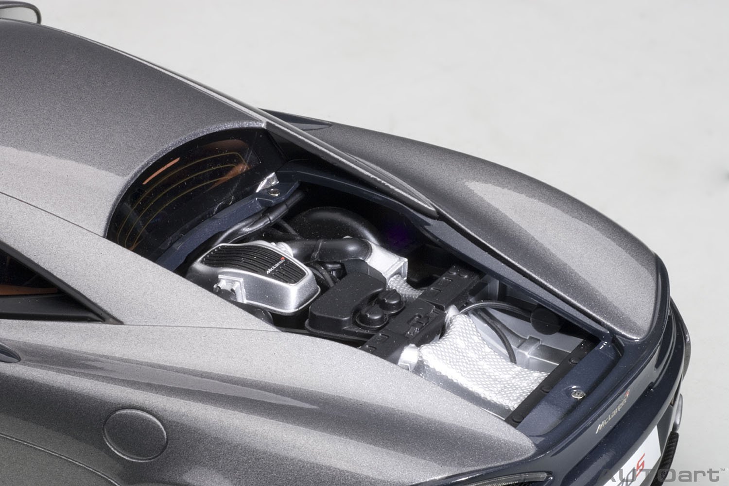 オートアート 1/ 18 マクラーレン 570S (シルバー)(76043)ミニカー 返品種別B | AUTOart 1&frasl;18 マクラーレン 570S シルバー 完成品 | ミニカー