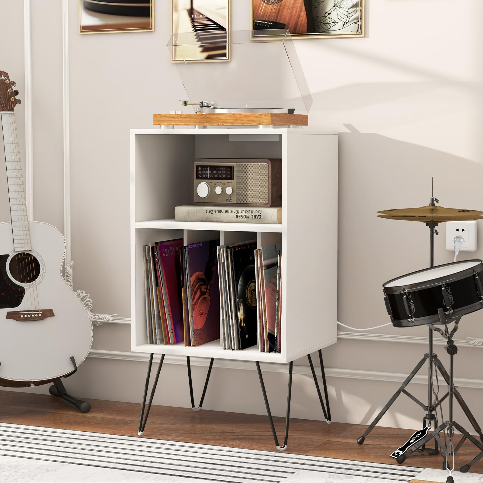 KOMFOTTEU Mesa Auxiliar con Estación de Carga, Soporte para Discos con 2 Enchufes, 1 Puerto USB y 1 Tipo C, Mesita de Noche de Madera con Compartimentos Abiertos, 48 x 40 x 88 cm (Blanco)