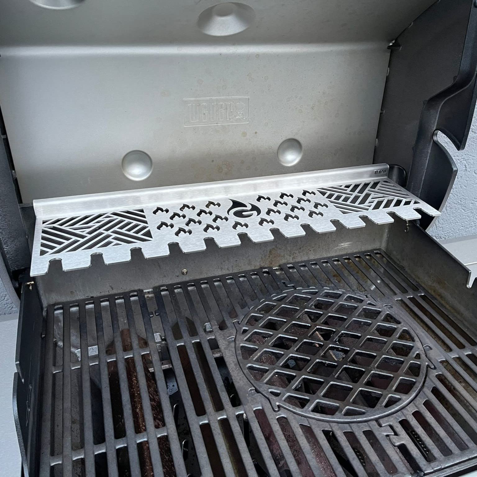 Grillrost.com Das Original Edelstahl Multistation | Warmhalterost für Weber Genesis II 300er Baureihe | mit Drumstick Halterung | extra tief