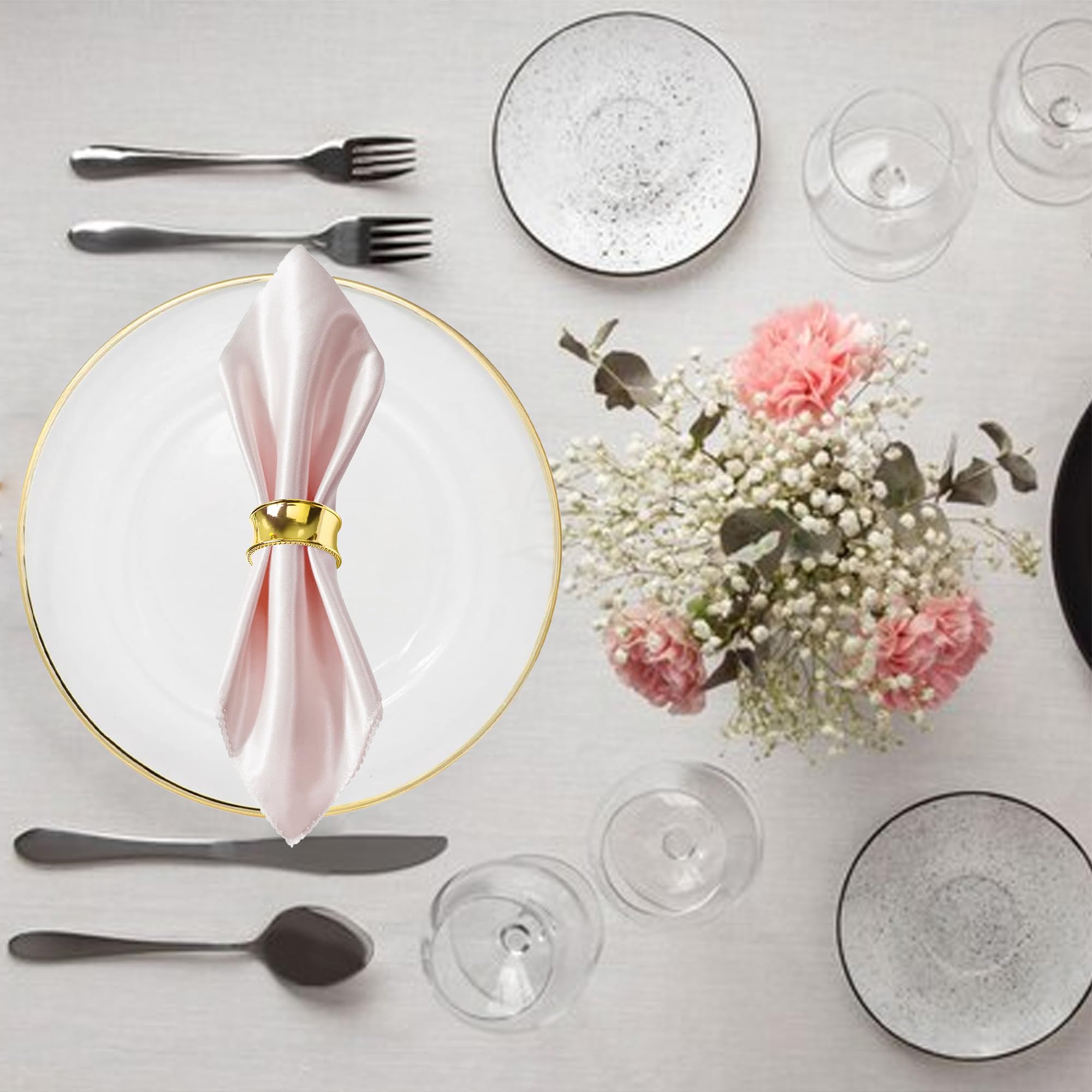 Set di 50 eleganti sottopiatti in acrilico da 33 cm con bordo dorato e 50 portatovaglioli martellati, decorazione per tavolo da pranzo per matrimoni, feste ed eventi speciali, 100 pezzi