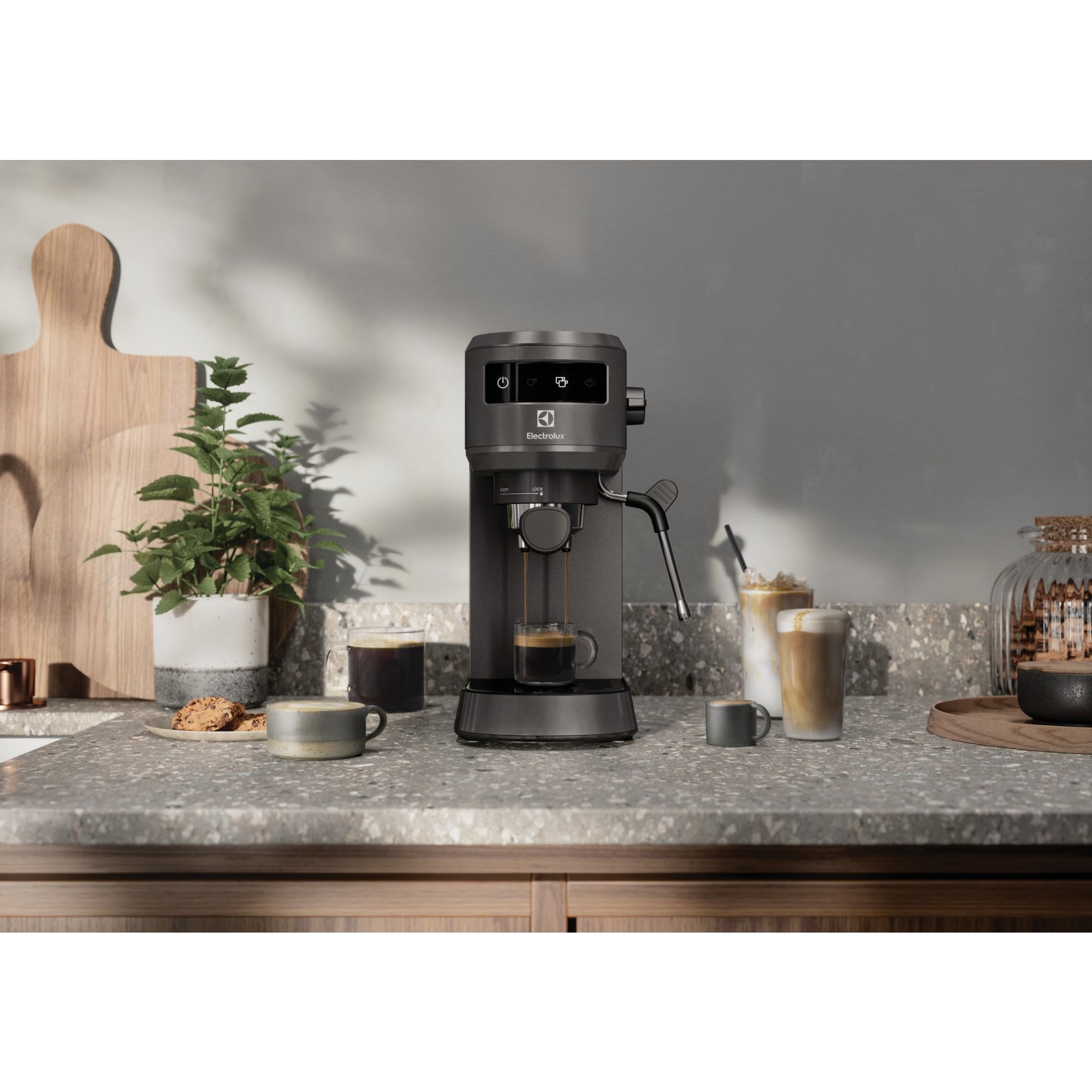 Electrolux Machine à expresso à cappuccino Explore 6 E6EC1-6BST, la Technologie Thermo Block, Filtre 2 en 1 ou insert pour dosettes ESE, égouttoir amovible, Mousseur à lait, Noire