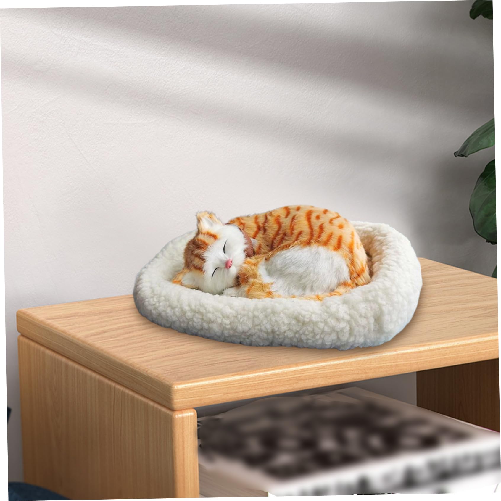 Peluche de Gato Que Respira, Suave y tierno, durmiendo sobre una Almohadilla. Gato Interactivo Realista Que Respira, Funciona con Pilas, para Escritorio en casa, sin Pilas, Amarillo.