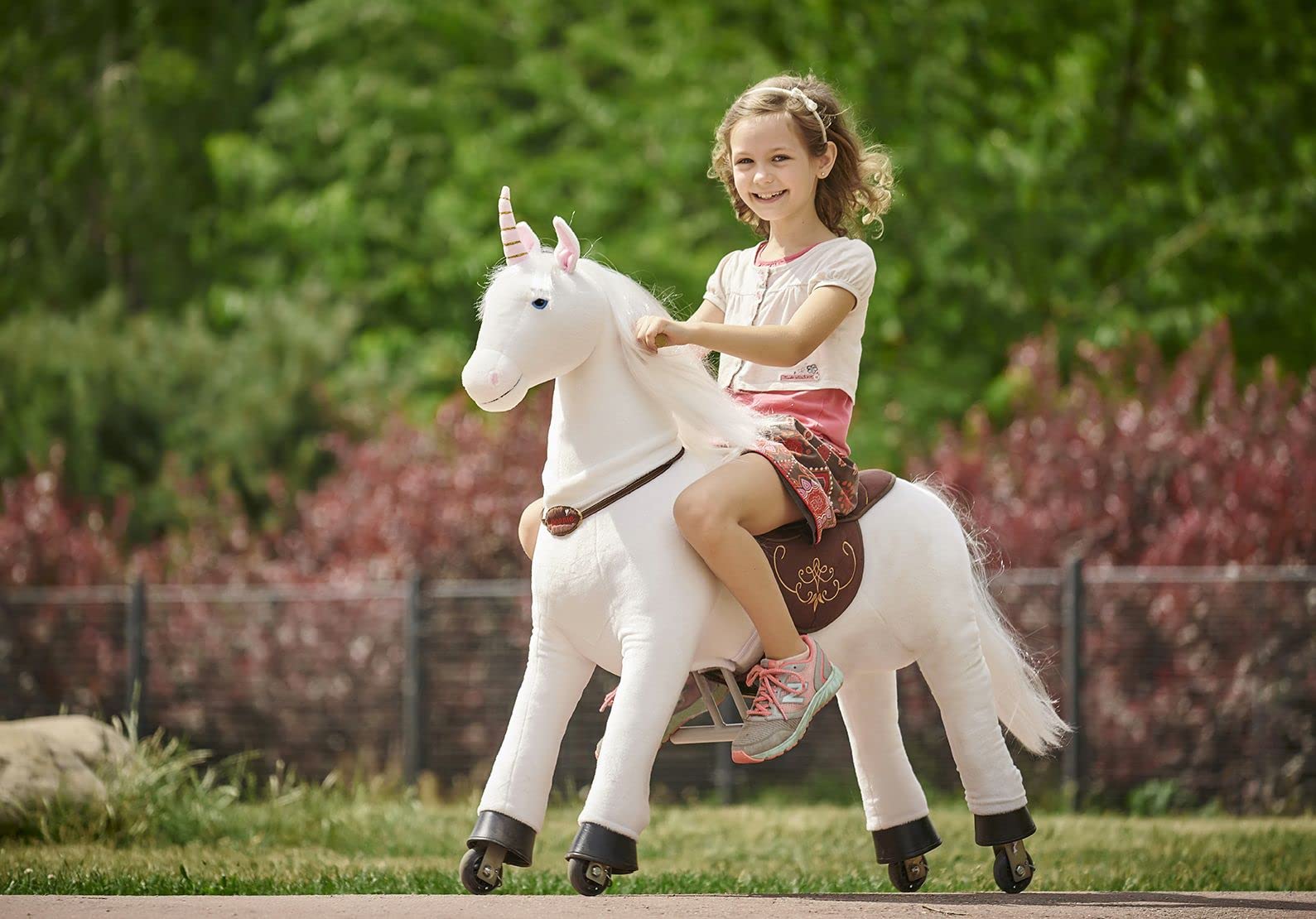 PONNIE Koń jeździecki na rolkach Unicorn M (5-12 lat), konik do zabawy konnej, ze zdejmowanym brązowym siodełkiem i uzdą, z uzdą, czesana grzywa i ogon, pluszowy koń do jazdy konnej dla dzieci
