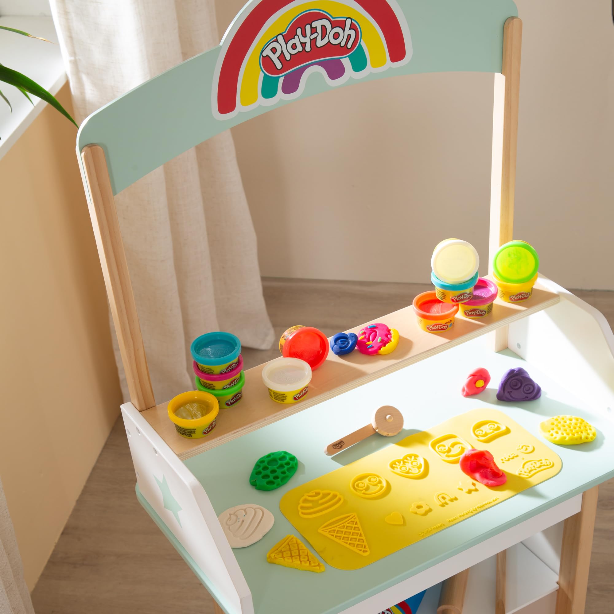 roba x Play-Doh Gelateria - Giocattolo in Legno Certificato FSC - 12 Barattoli di Plastilina, Attrezzi in Legno, Grembiule e Tappetino 3D - da 3 Anni