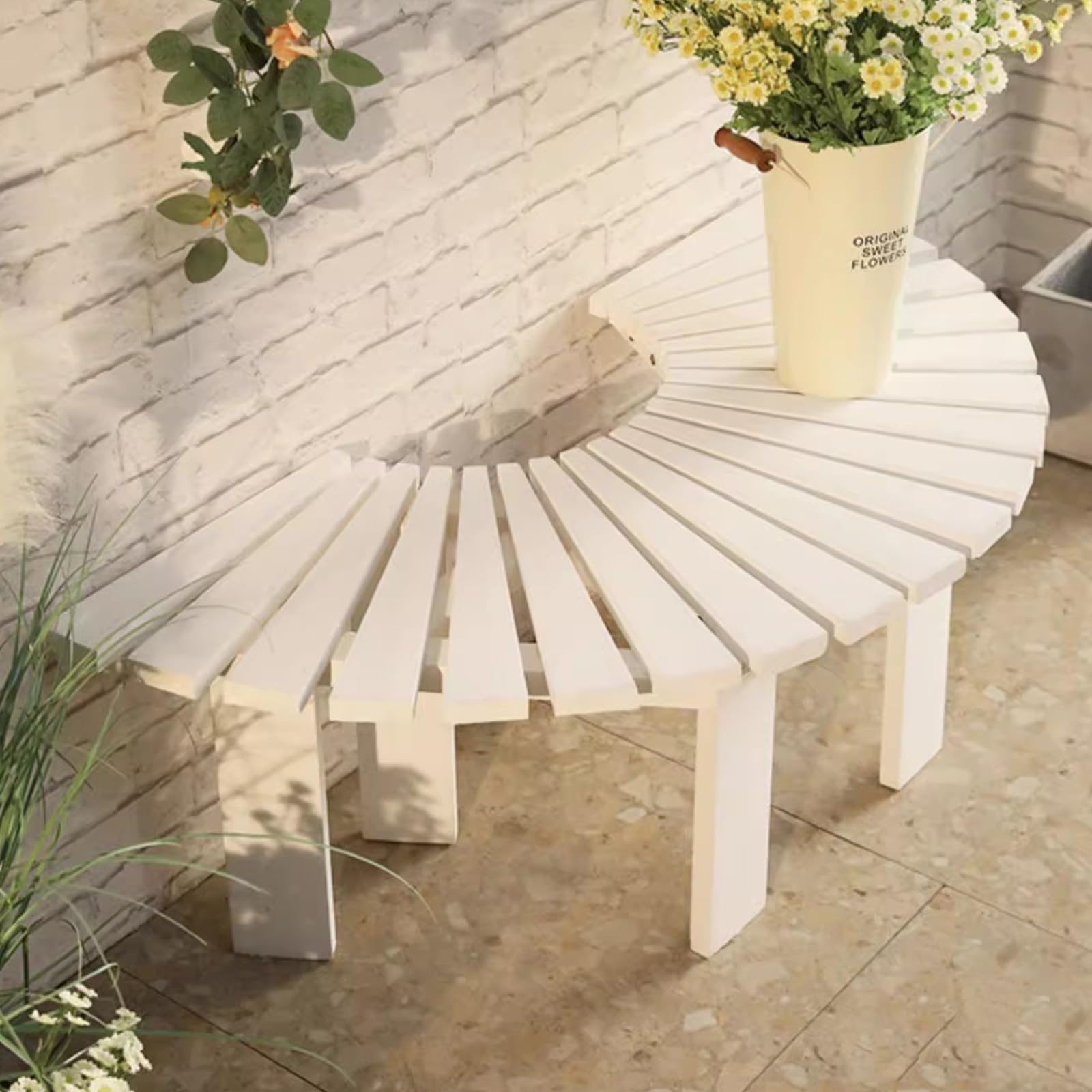 Banc de jardin semi-circulaire en bois blanc : siège d'extérieur pour parcs et cours