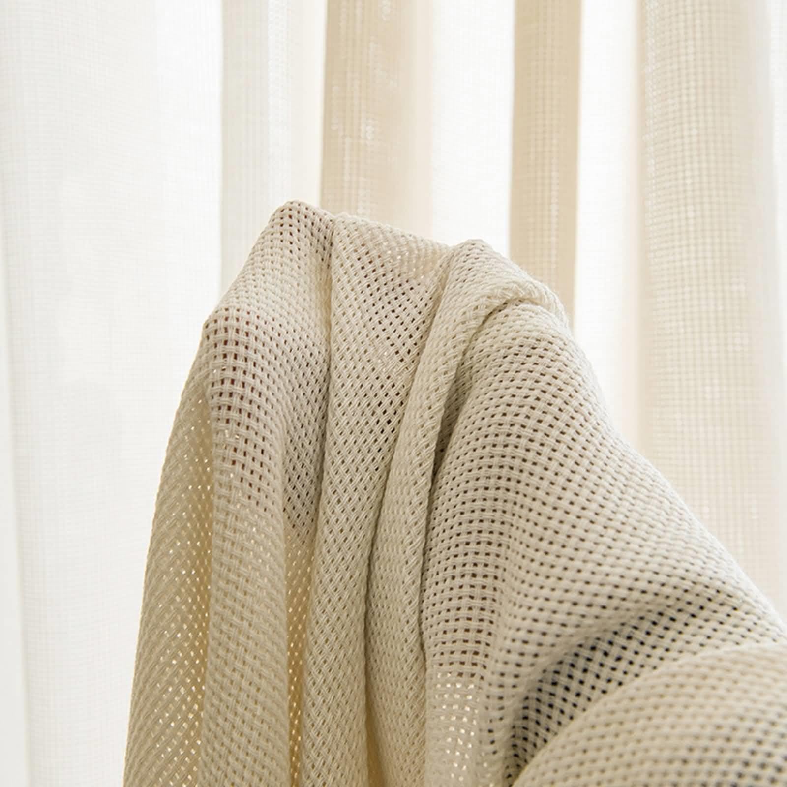Rideau semi transparent beige pour stopper les regards extérieurs sans perdre la lumière