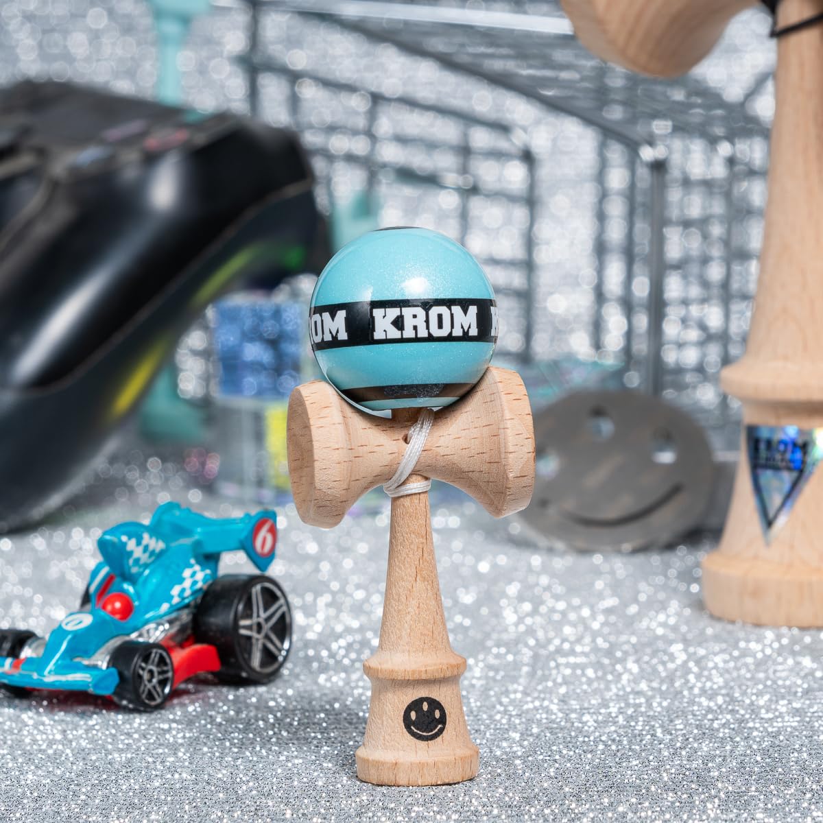 KROM Kendama Micro Sky Blue – Mini Kendama de Madera de Haya – Totalmente jugable – Tamaño de Bolsillo – para Principiantes y Profesionales