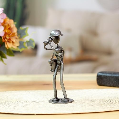 Miniatura 5 de NOVICA 271651 'Fotógrafo rústico' Escultura reciclada de piezas de automóvil, metálico