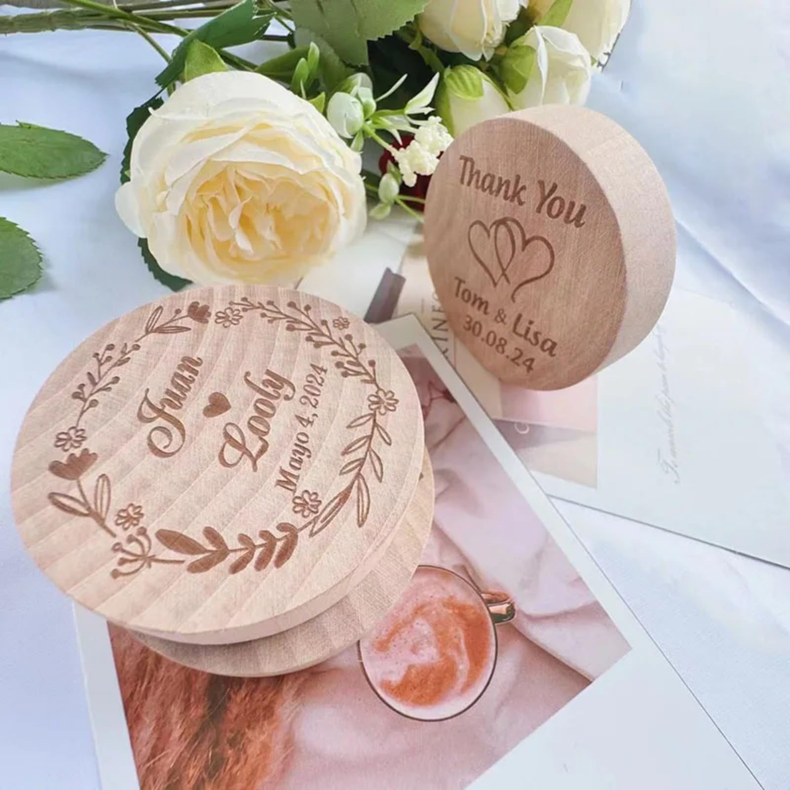 Recuerdos de boda personalizados de madera para nevera, imán para abrebotellas de cerveza, regalo de recuerdo de invitados de boda con bolsa de arpillera (40 unidades)