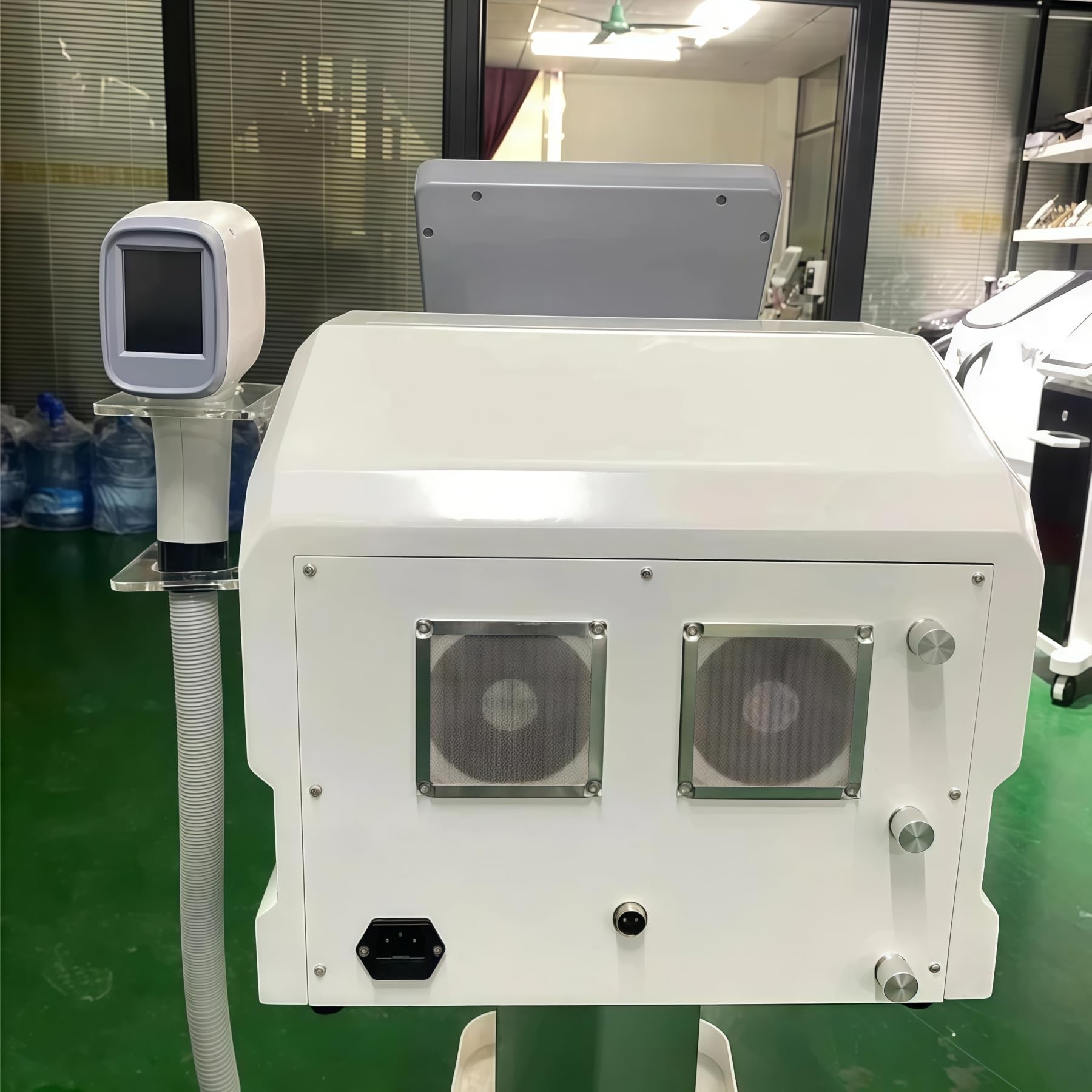 Dispositivo per la rimozione dei peli del viso con laser a diodo a 4 lunghezze d'onda da 755 nm, 808 nm,940nm e 1064 nm, dotato di impugnatura raffreddata tramite punti di ghiaccio