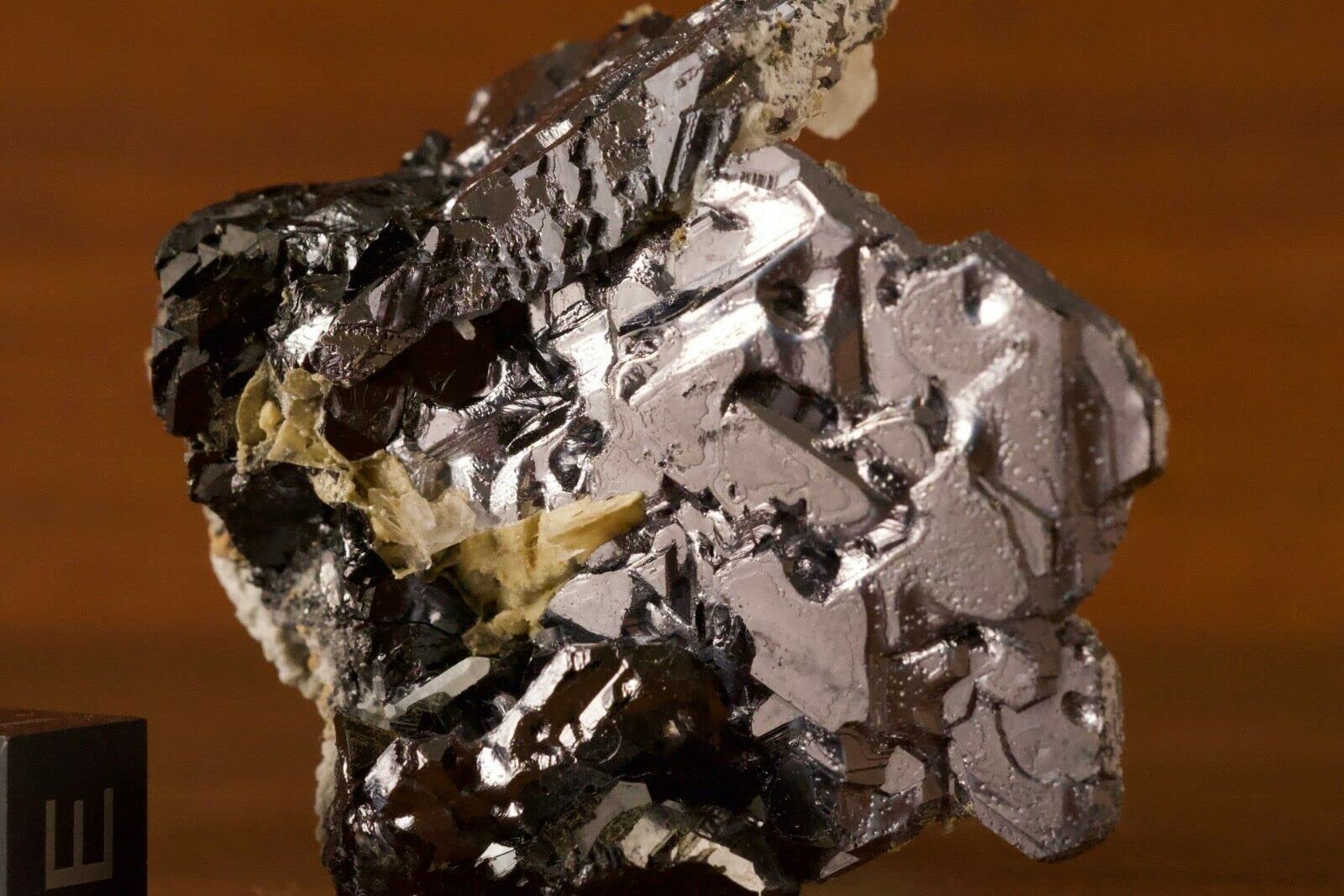 JITEMJITEM Graphic Spinel-Twin Galena, Phyrrotite, Quartz, & Calcite Specimen. Dal Negorsk zhenghong