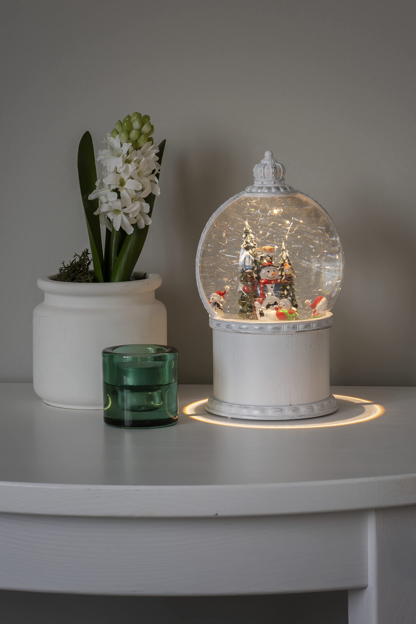 Konstsmide LED Kugellaterne Schneemann mit Baum weiß wassergefüllt Timer 1 warm weiße Diode batteriebetrieben USB Innen 3x AA 1.5V 4302-200