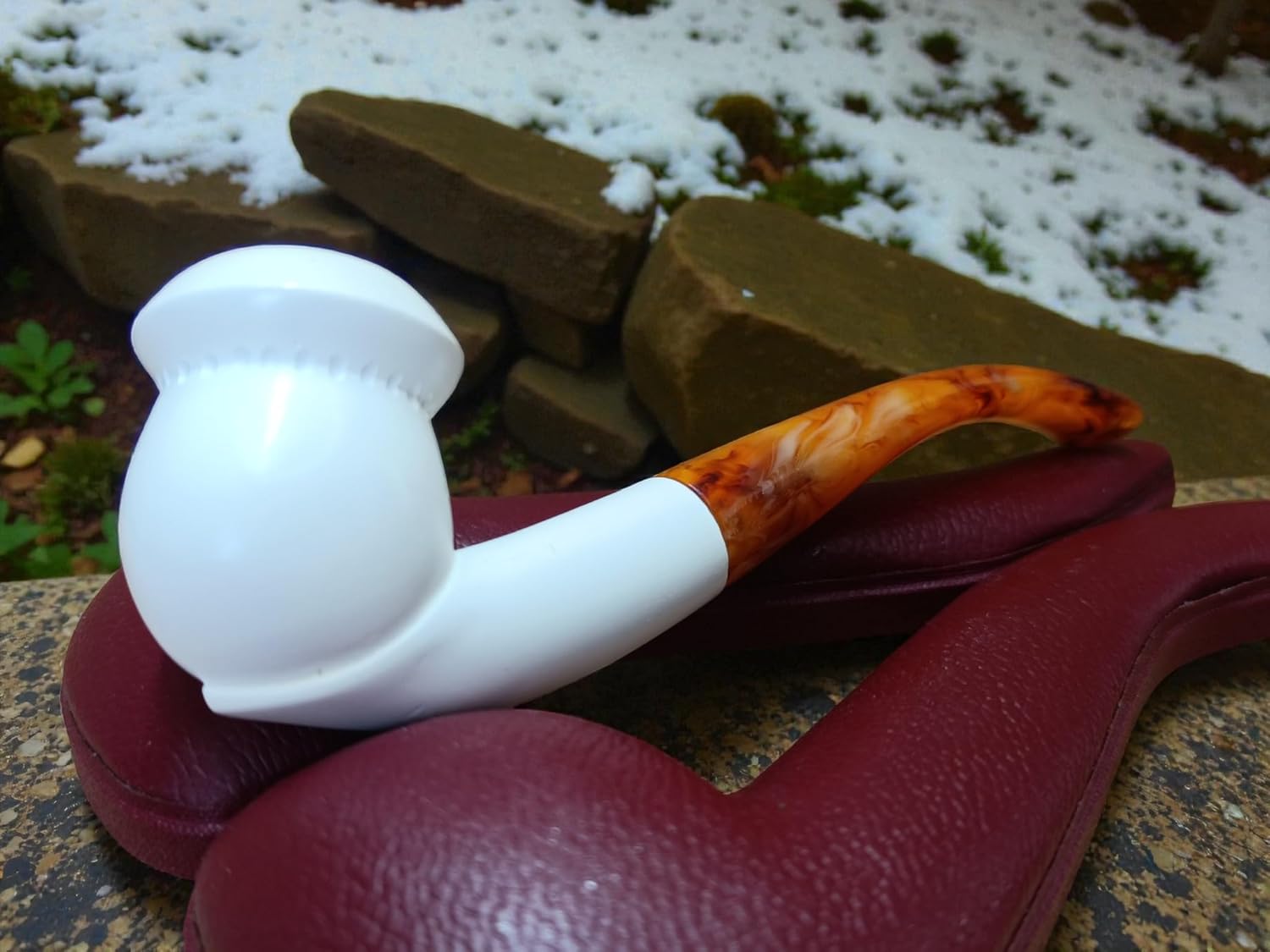 Meerschaum Online Block Meerschaum The Crowned Curve Pipe, White, Carved Crown Design with Amber Stem, 141mm Length, Fitted Case Included