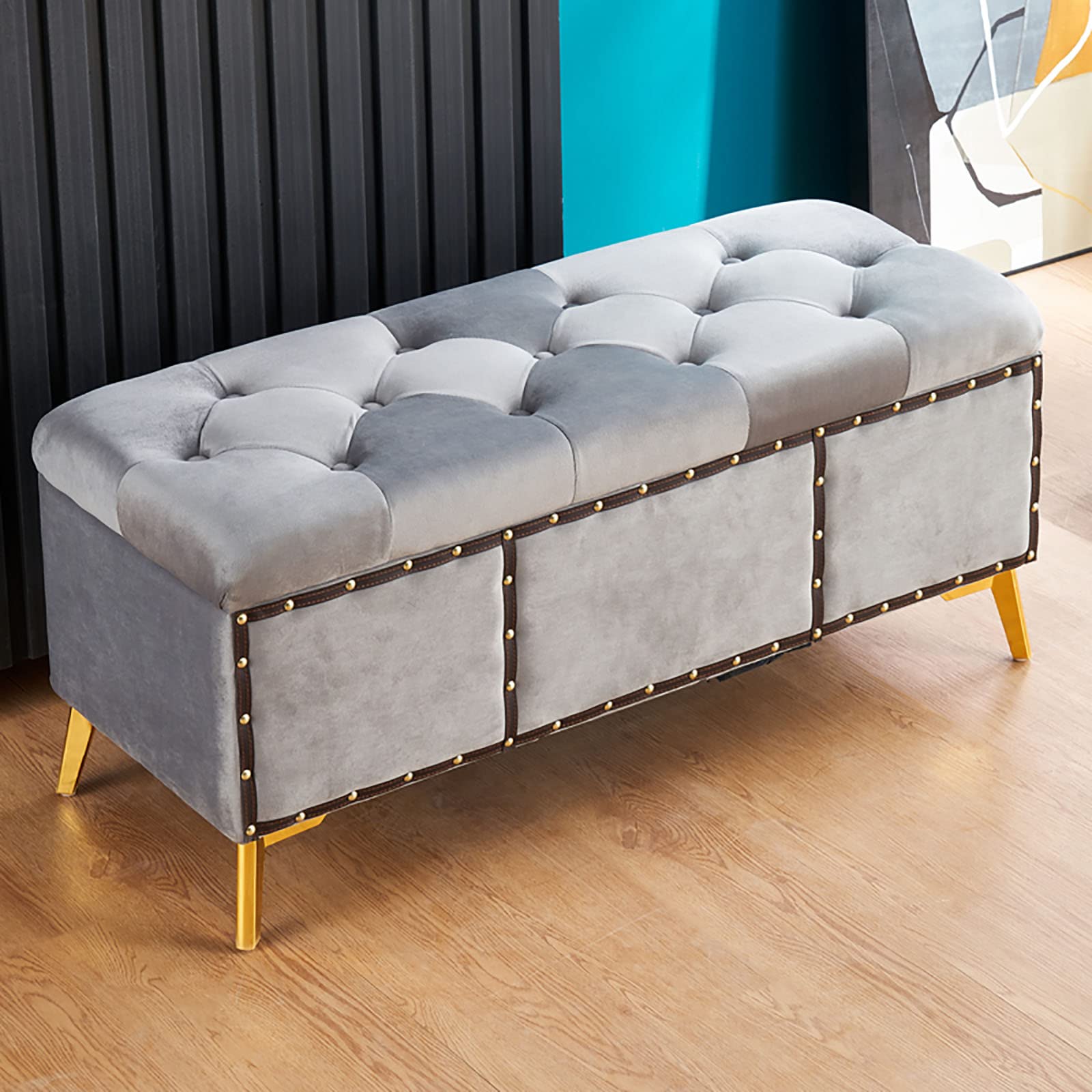 Banc en velours gris avec rivets pour créer une atmosphère chaleureuse dès l'entrée