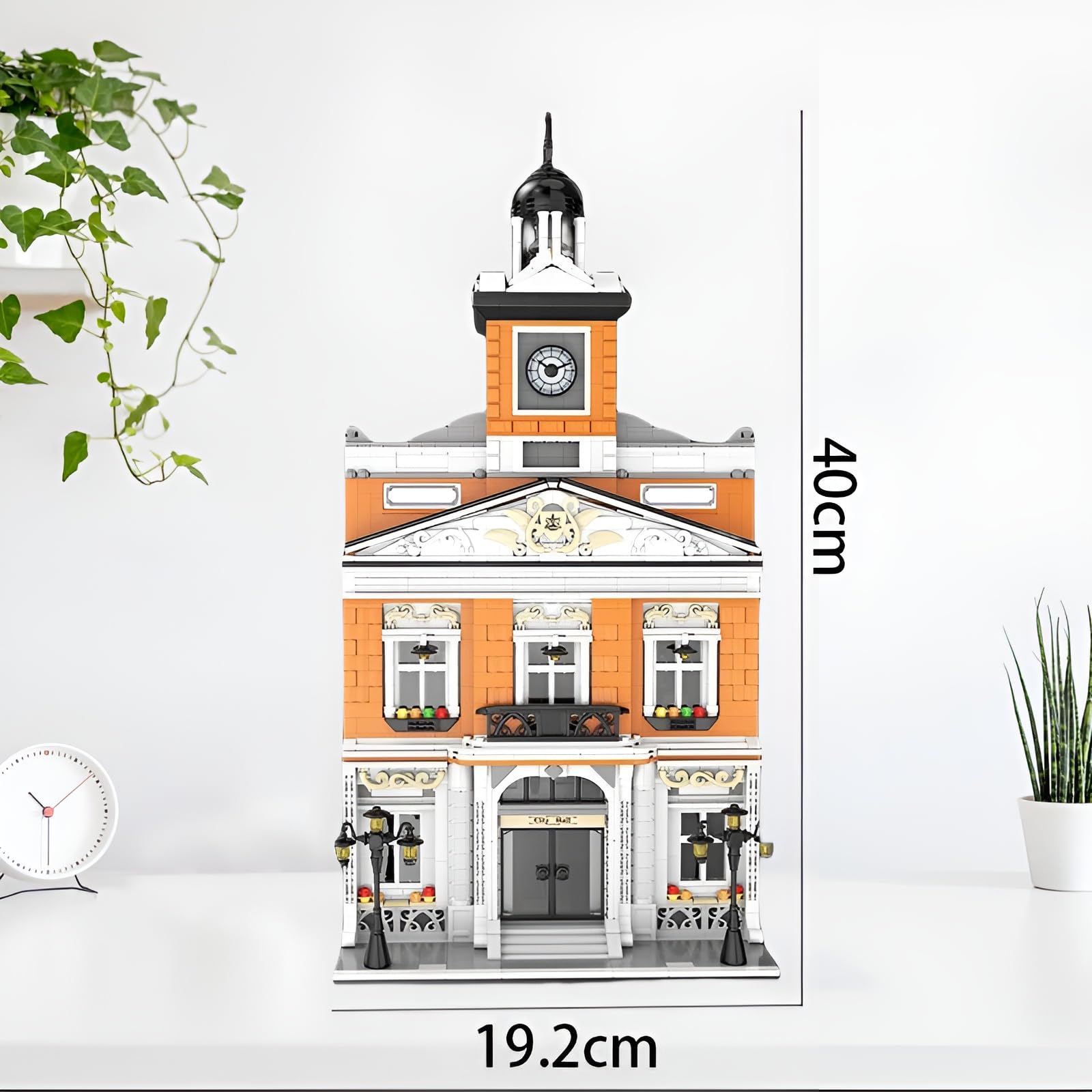 Rathaus Mini-Bausteine Bausatz, 3 Etagen Modulare Architektur der Stadt Mikro Klemmbausteine Spielzeug, MOC Kreativer Modell Baukasten für Erwachsene, Anzeige Geschenk für Kinder (1780 Teile)