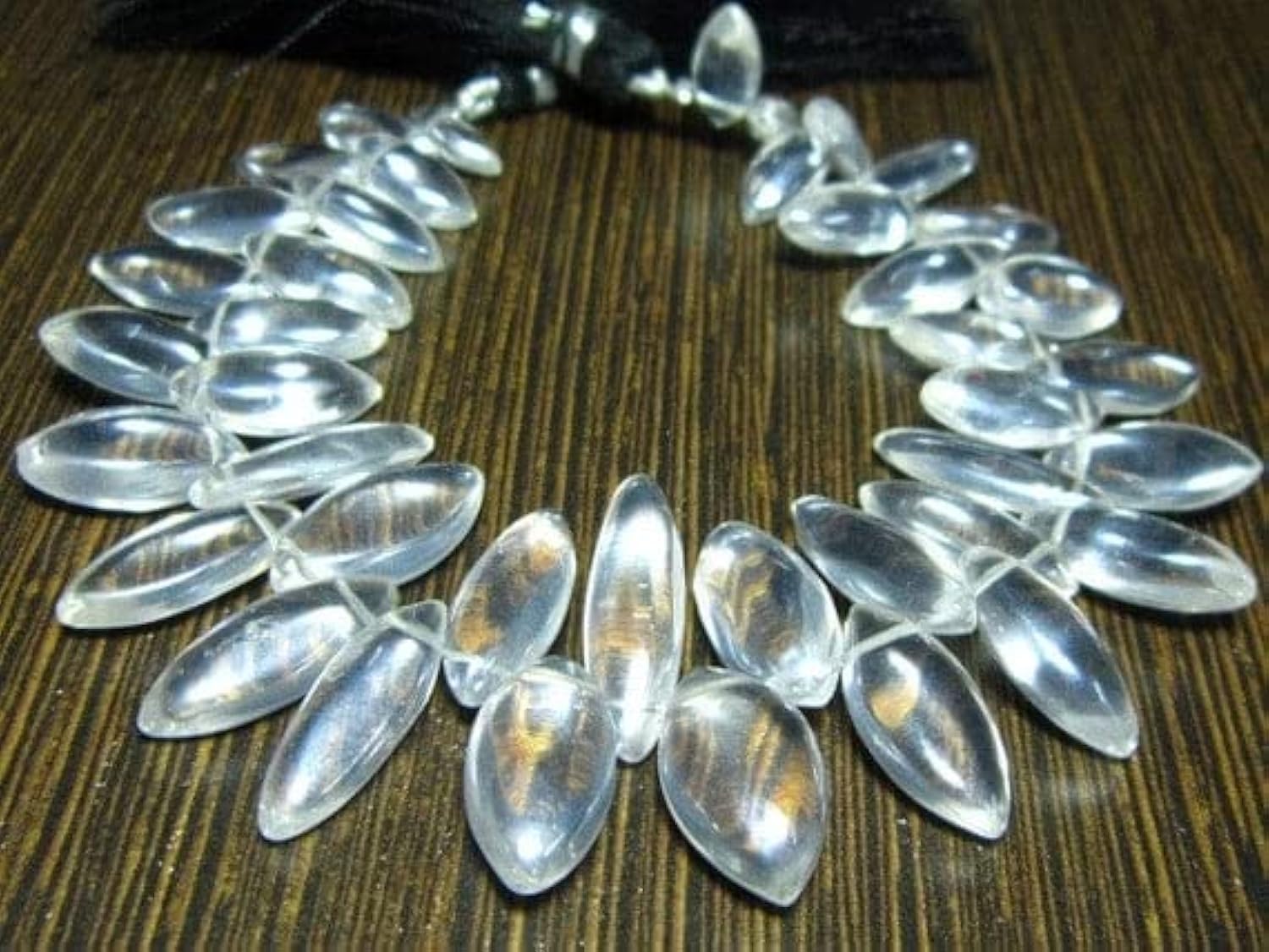 Quartz mystique argenté pour créer des colliers bohèmes élégants en soirée
